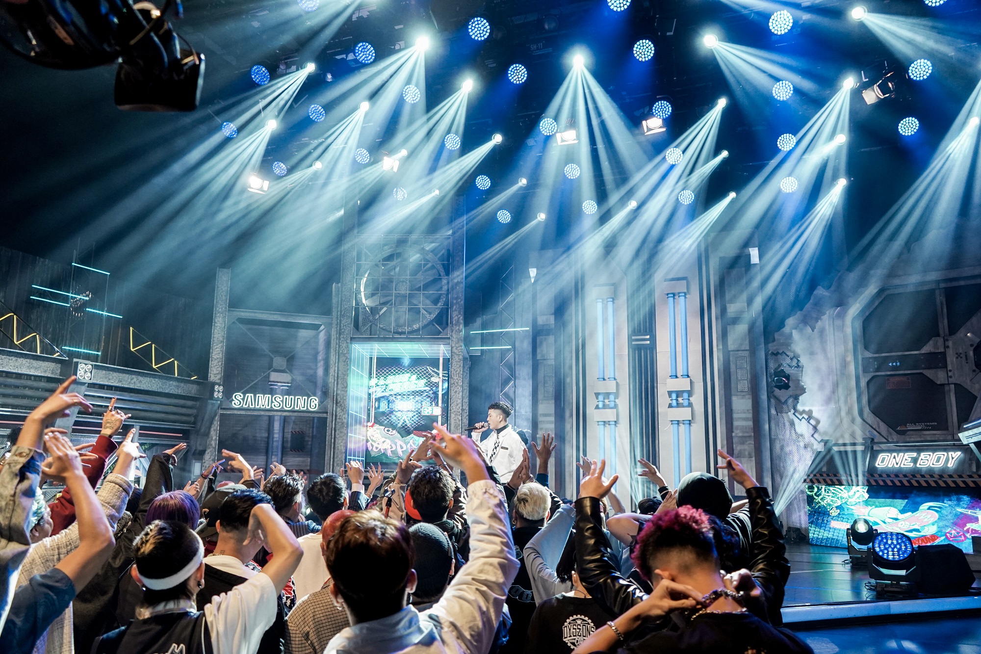 《大嘻哈時代》競爭激烈，主持人J.Sheon開場講解賽制規則，底下參賽者反應熱烈。（三立提供）