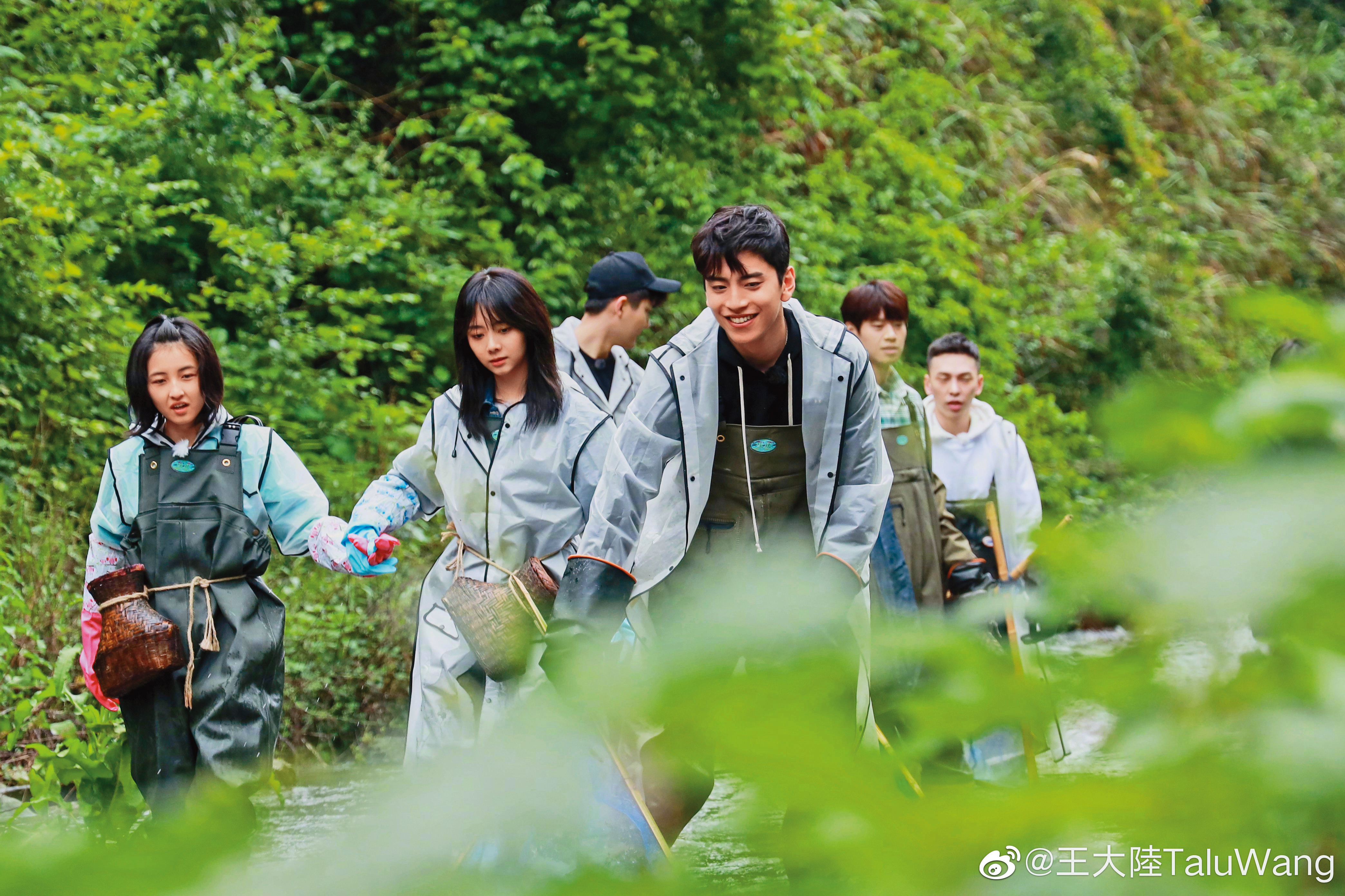 王大陸（右）撩妹功力高人一等，他在《嚮往的生活》中也與女嘉賓譚松韻（中）、張子楓（左）結下好交情。（翻攝自王大陸微博）