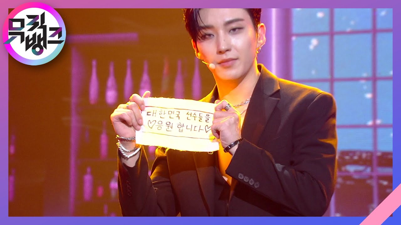 文鐘業表演完的結束畫面，掏出自製小手幅為韓國奧運選手加油。（網路圖片）