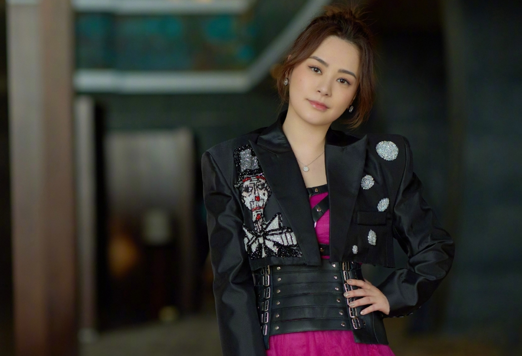 鍾欣潼曾在馬來西亞開唱更衣時遭偷拍，有自稱知情者爆料是經紀公司自導自演。（翻攝自鍾欣潼微博）