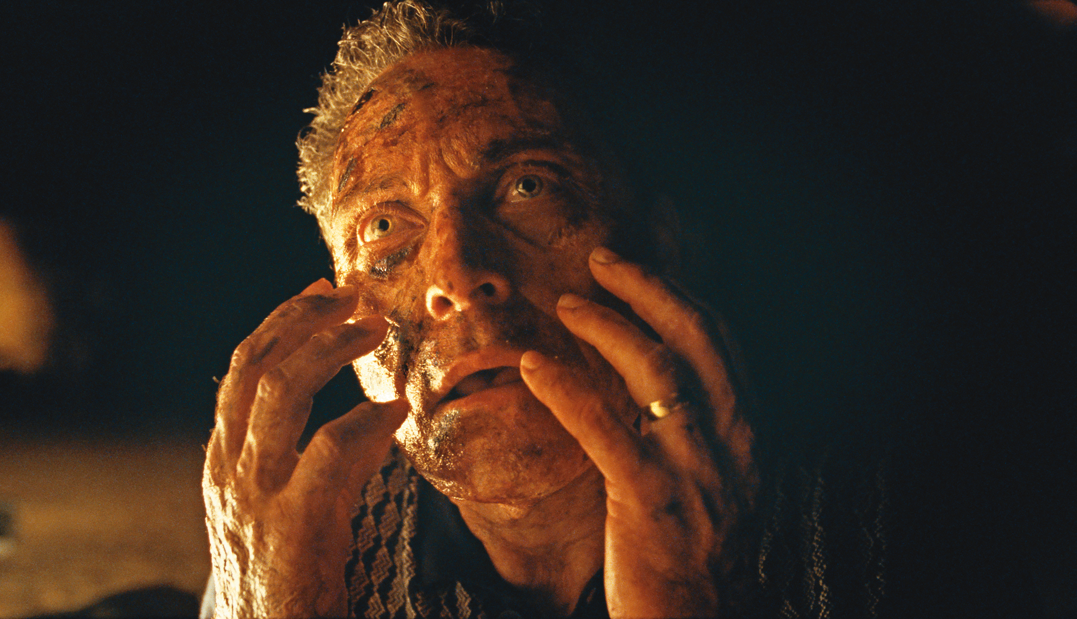 《詭老》神祕力量導致人們迅速衰老的故事設定驚人，電影轉折雖有破綻仍充滿樂趣。（UIP提供）