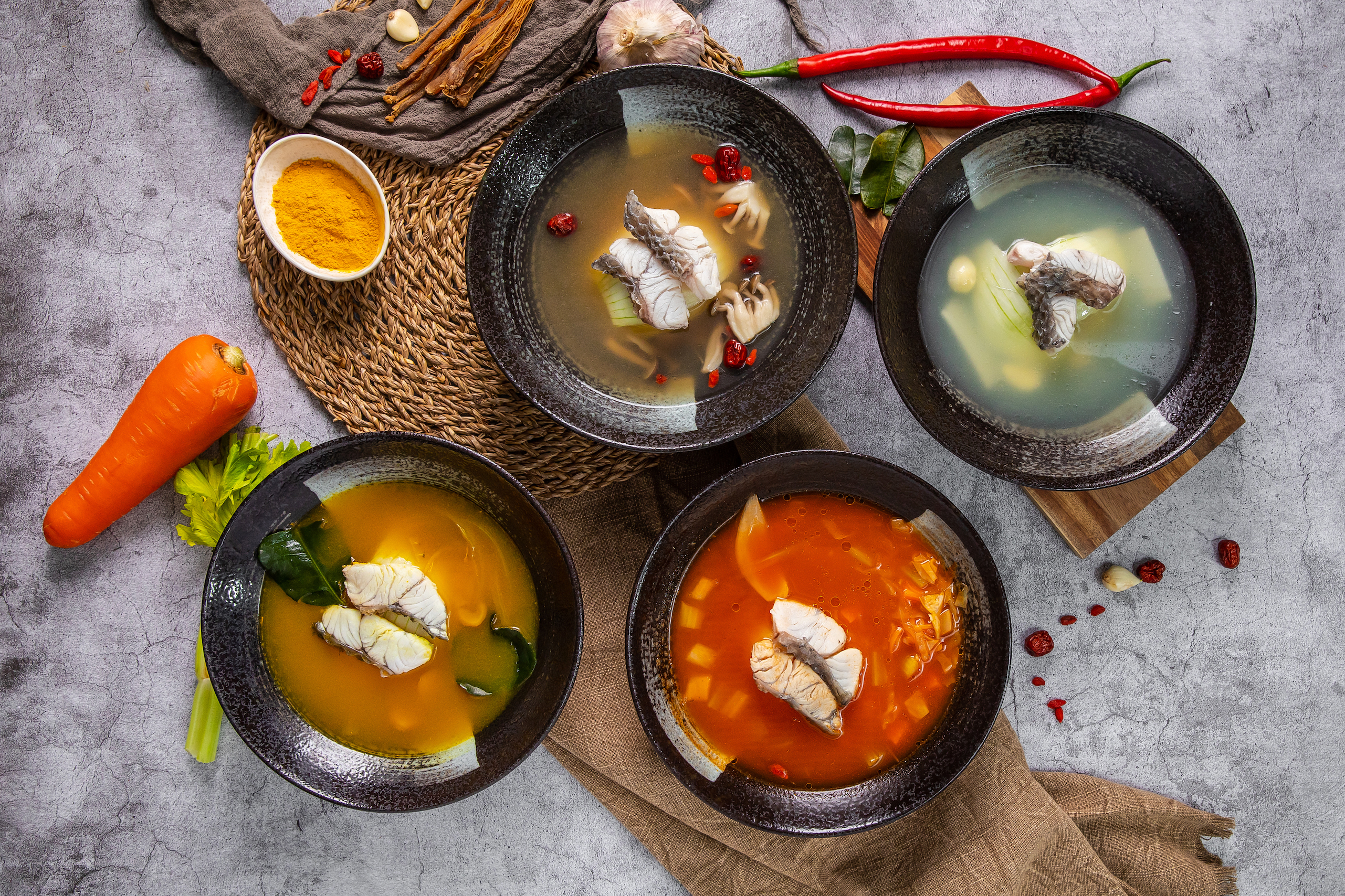 「褐藻鱸魚養身湯」系列即食包，以金目鱸為主角，魚肉相當大塊。（260元／包）（Hi-Q鱻食提供）