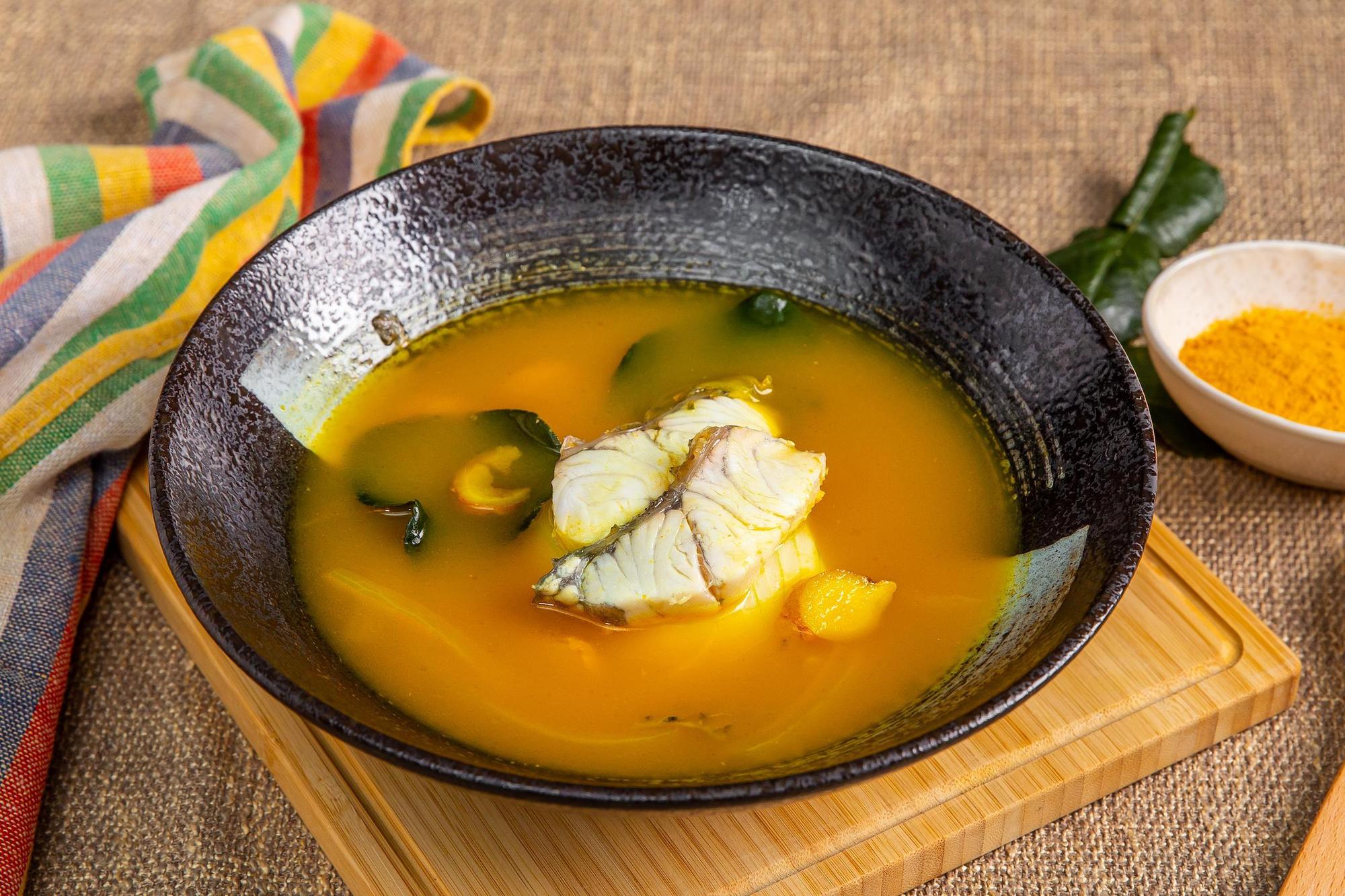 「褐藻鱸魚薑黃養身湯」以昆布與椰奶為底，加入卡菲萊姆皮、南薑、芫荽子、薑黃等辛香料，東南亞風味十足。（260元／包）（Hi-Q鱻食提供）