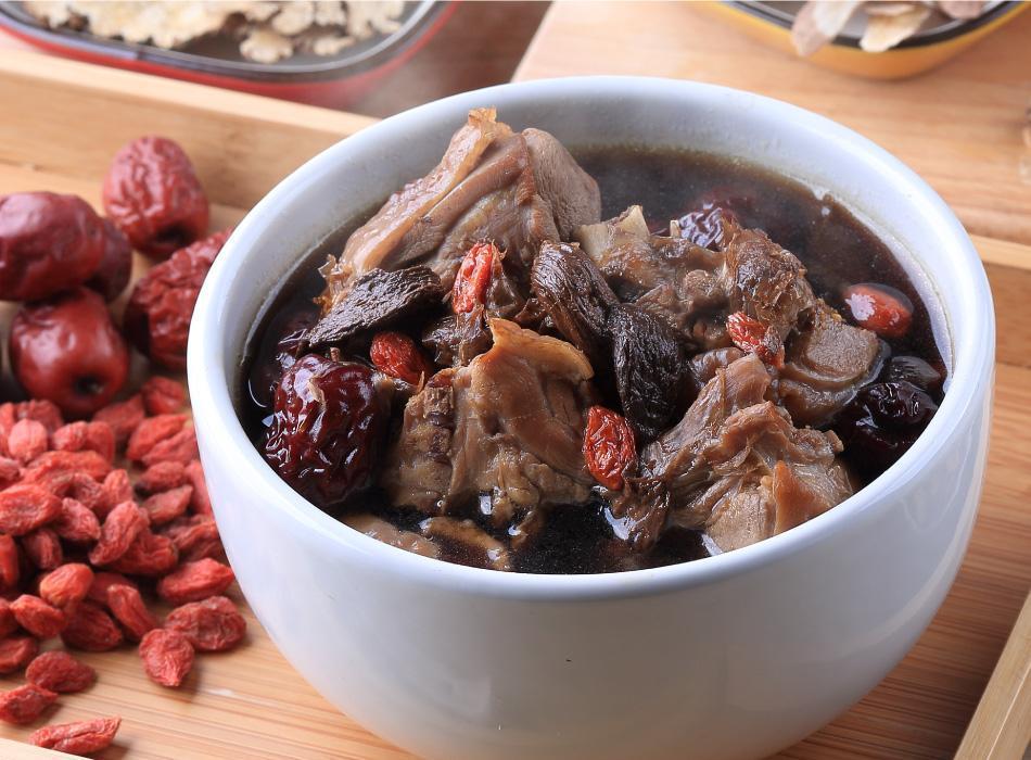 「黑蒜養生雞湯」採用紅羽雞腿與台灣黑蒜加中藥熬成，口感溫醇。（219元／包）（安永鮮物提供）