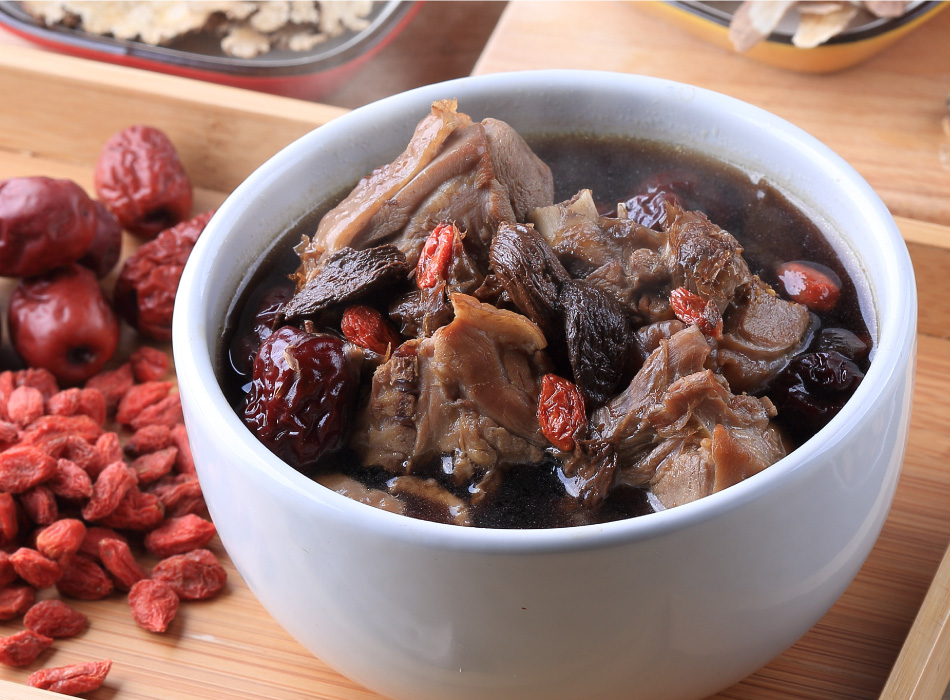 「黑蒜養生雞湯」採用紅羽雞腿與台灣黑蒜加中藥熬成，口感溫醇。（219元／包）（安永鮮物提供）