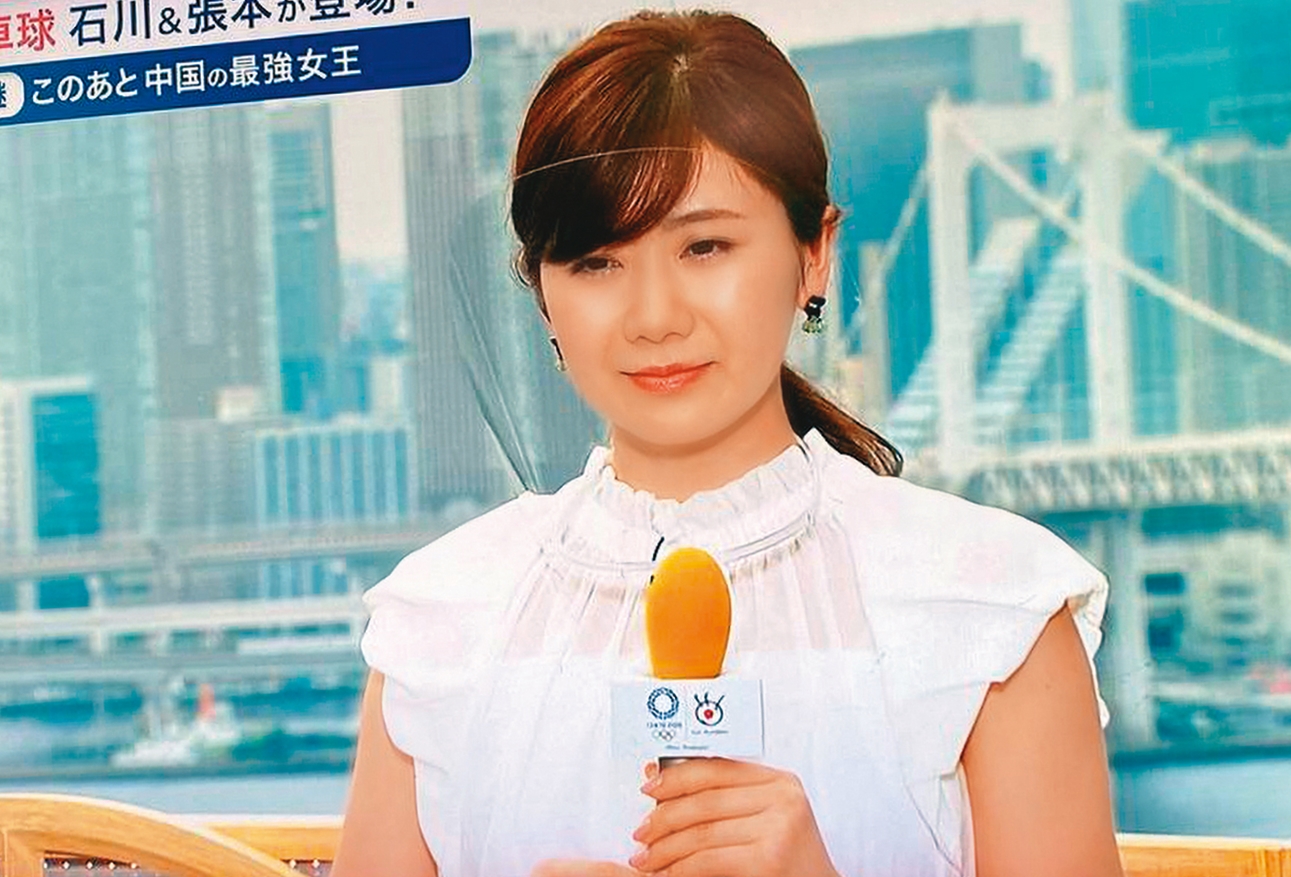 福原愛一身優雅白色，希望藉由擔任東奧球評的舞台復出。（翻攝自nvLI0JhyilRqHIW推特）