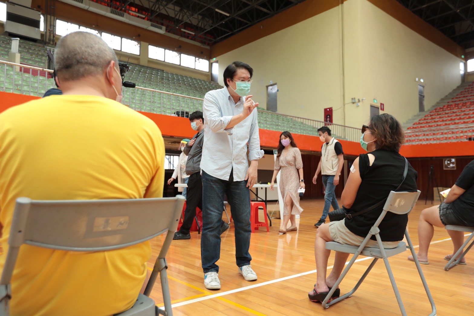 基隆市長林右昌（中）7月31日前往體育館視察疫苗接種作業。（基隆市政府提供）