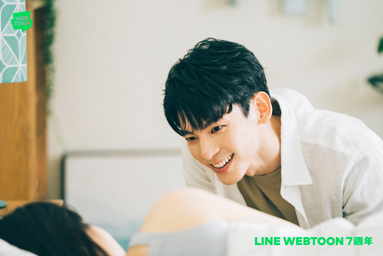 林柏宏於創意短影片《我們的週年紀戀日–獻殷勤篇》中苦苦求愛卻不斷被拒。（LINE提供）