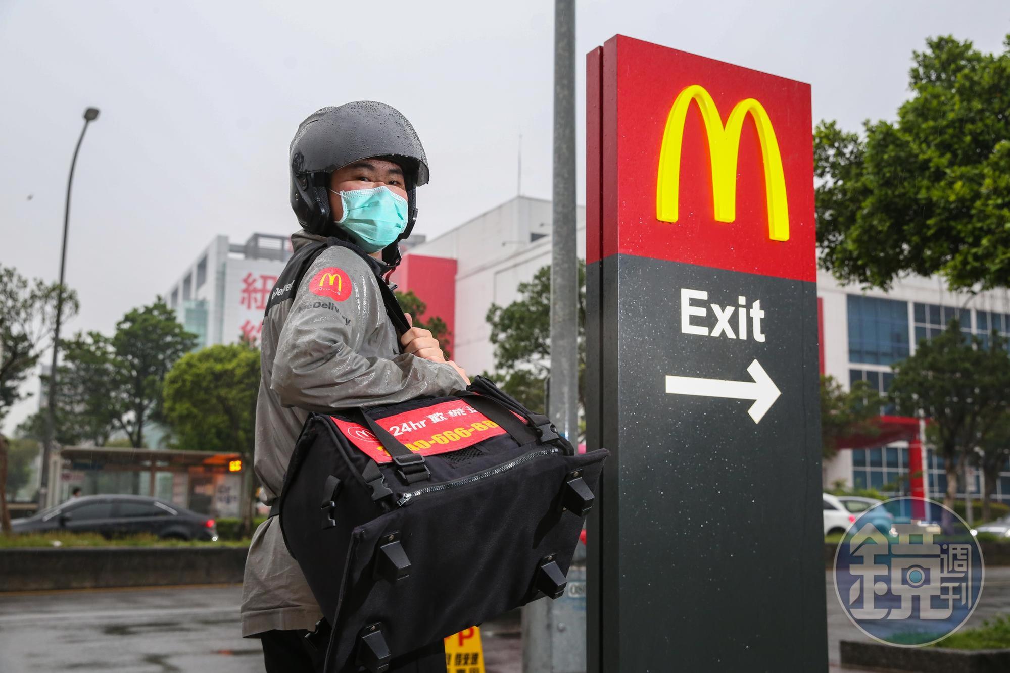 麥當勞與肯德基同時宣布開放內用。（本刊資料照）