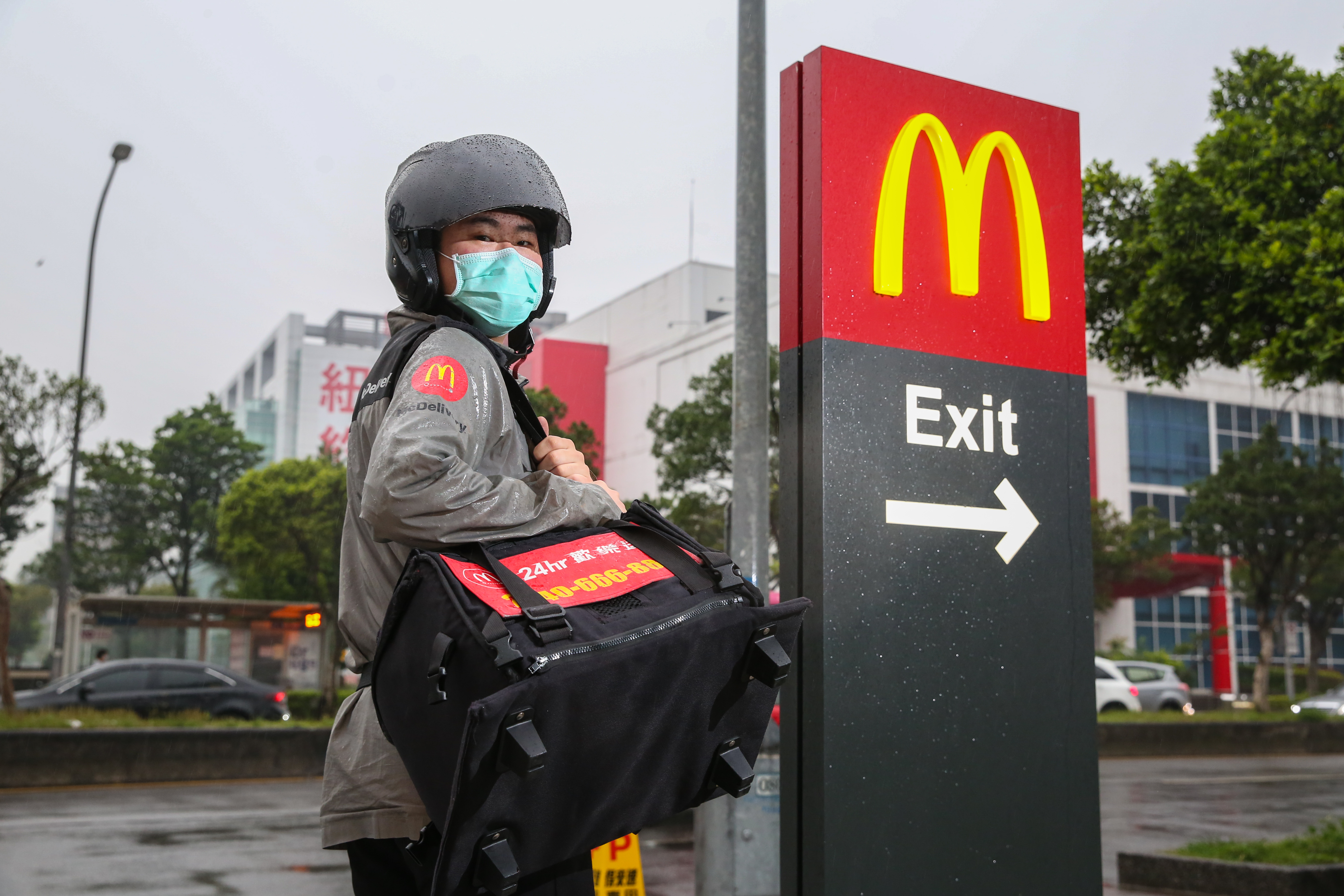 麥當勞與肯德基同時宣布開放內用。（本刊資料照）