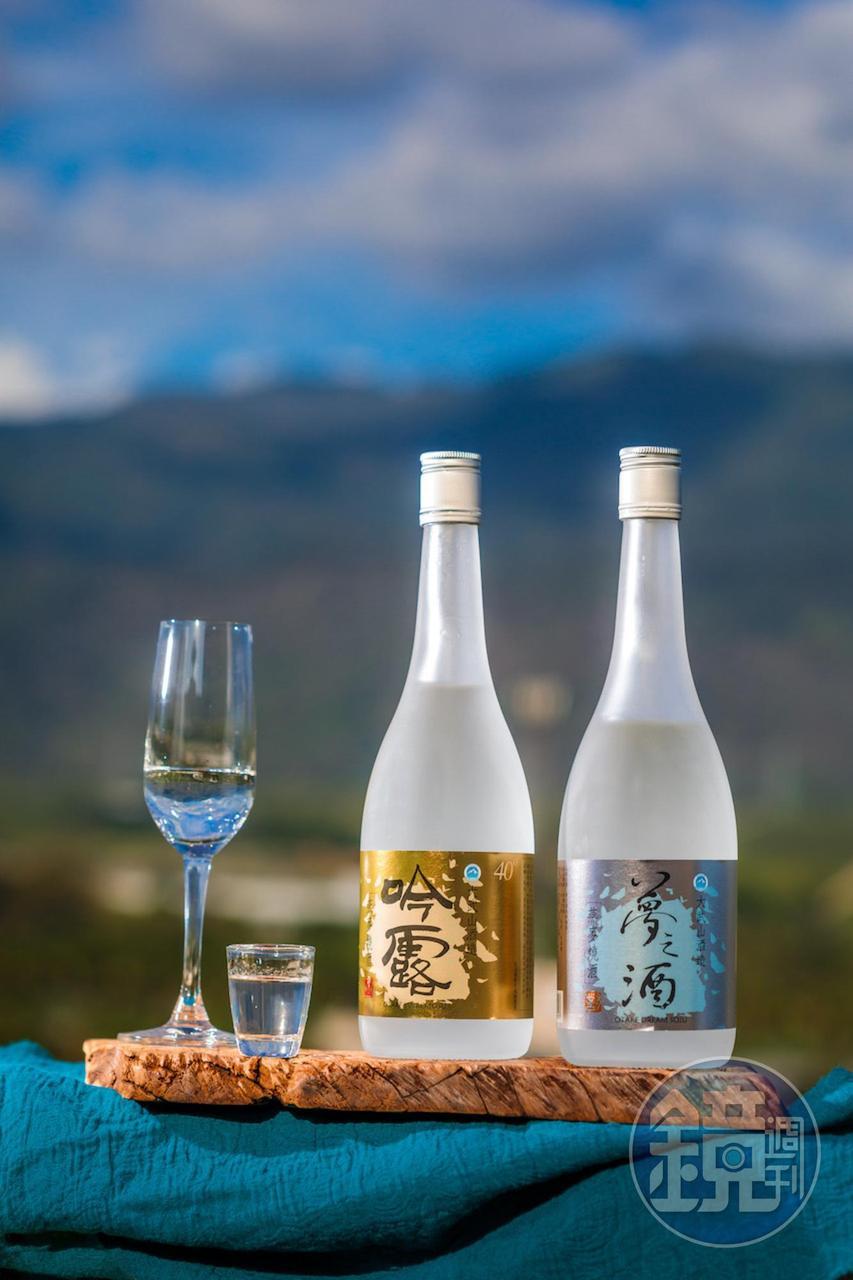 有穀物、花香氣味的「燕麥燒酒 夢之酒」（右，550元／700ml）柔和甘美；帶著飽滿的大地田野風味的「燕麥燒酒 吟露」辛香強勁，酒感濃烈。（左，650元／700ml）