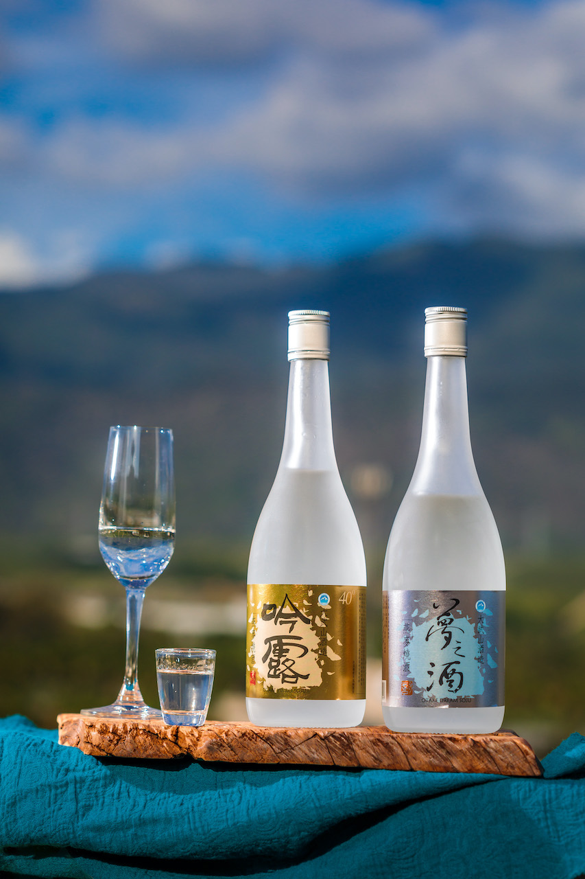 有穀物、花香氣味的「燕麥燒酒 夢之酒」（右，550元／700ml）柔和甘美；帶著飽滿的大地田野風味的「燕麥燒酒 吟露」辛香強勁，酒感濃烈。（左，650元／700ml）
