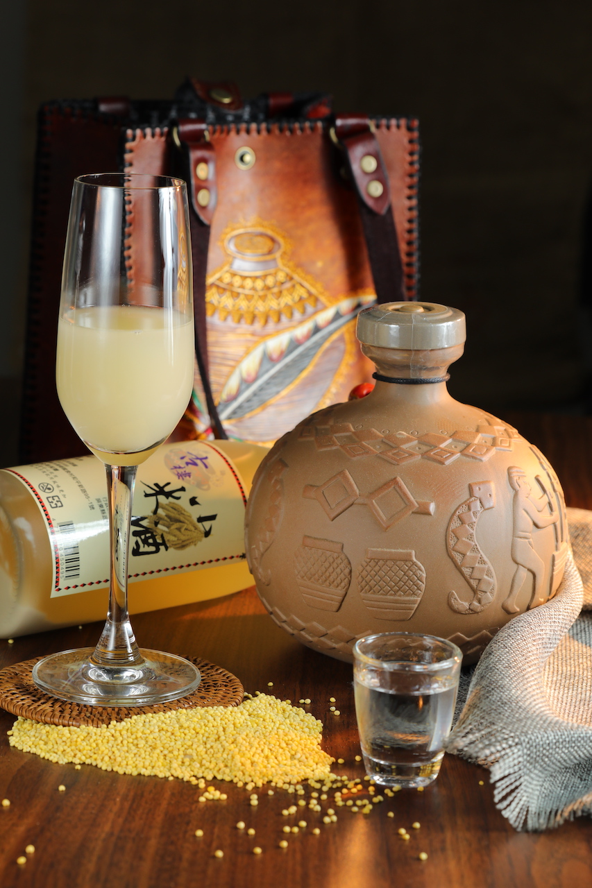 乳白香濃的「古樓小米酒」（左，元味生技，580元／瓶），帶有日本甘酒的甜潤感；以純糧固態發酵的「元味高粱酒58度」（右，元味生技，3,000元／瓶）香氣沁鼻、酒質香醇。