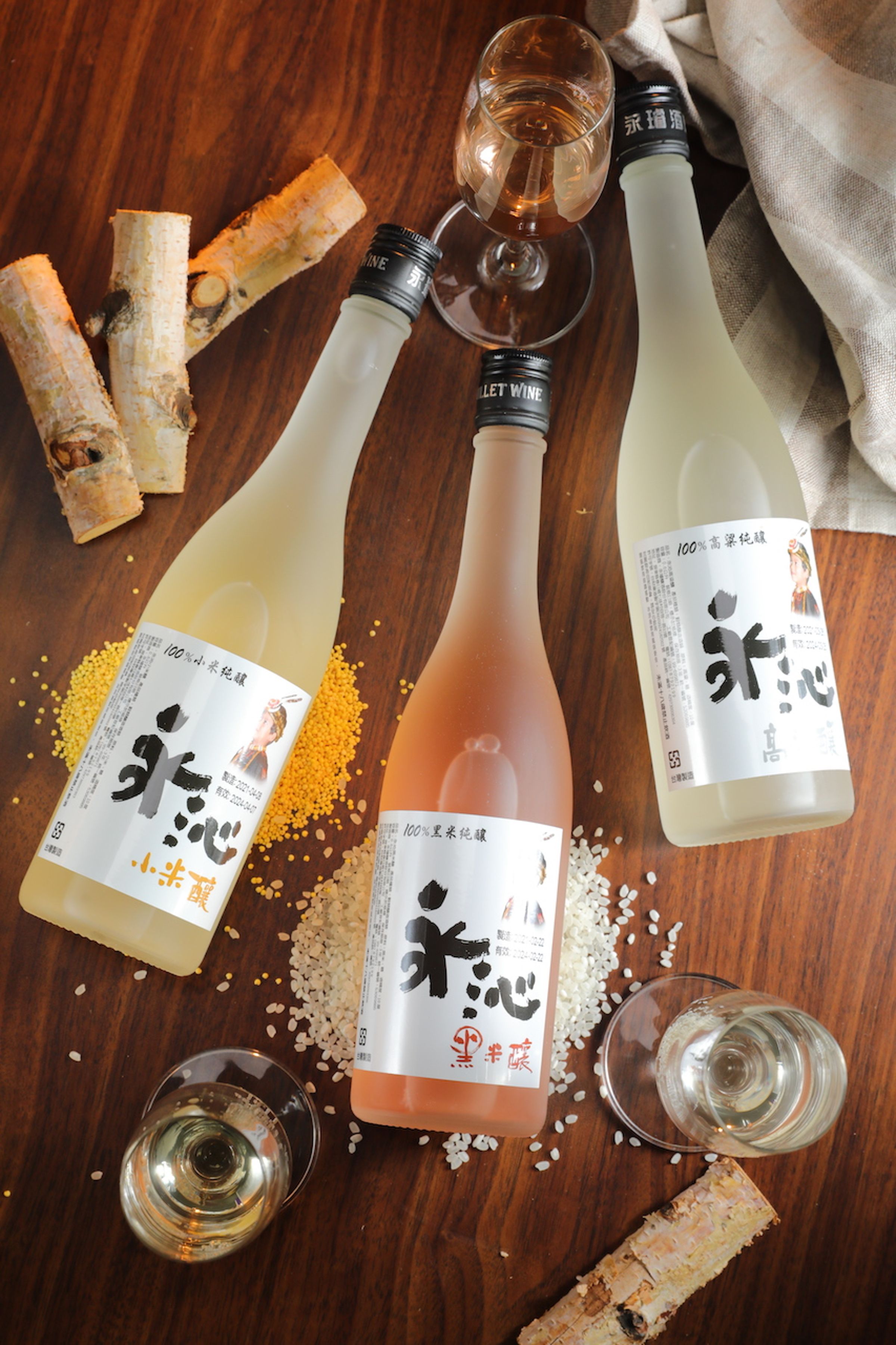乳白香濃的「古樓小米酒」（左，元味生技，580元／瓶），帶有日本甘酒的甜潤感；以純糧固態發酵的「元味高粱酒58度」（右，元味生技，3,000元／瓶）香氣沁鼻、酒質香醇。