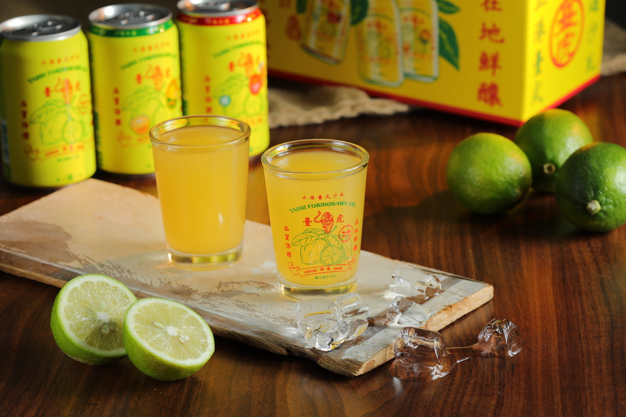 臺虎精釀的臺虎沙瓦三兄弟「臺虎臺式檸檬沙瓦」（左起，69元／瓶）、「臺虎梅爾檸檬沙瓦」（59元／瓶）與「臺虎金柑檸檬沙瓦」（89元／瓶），冰涼暢飲、酸後回甘。