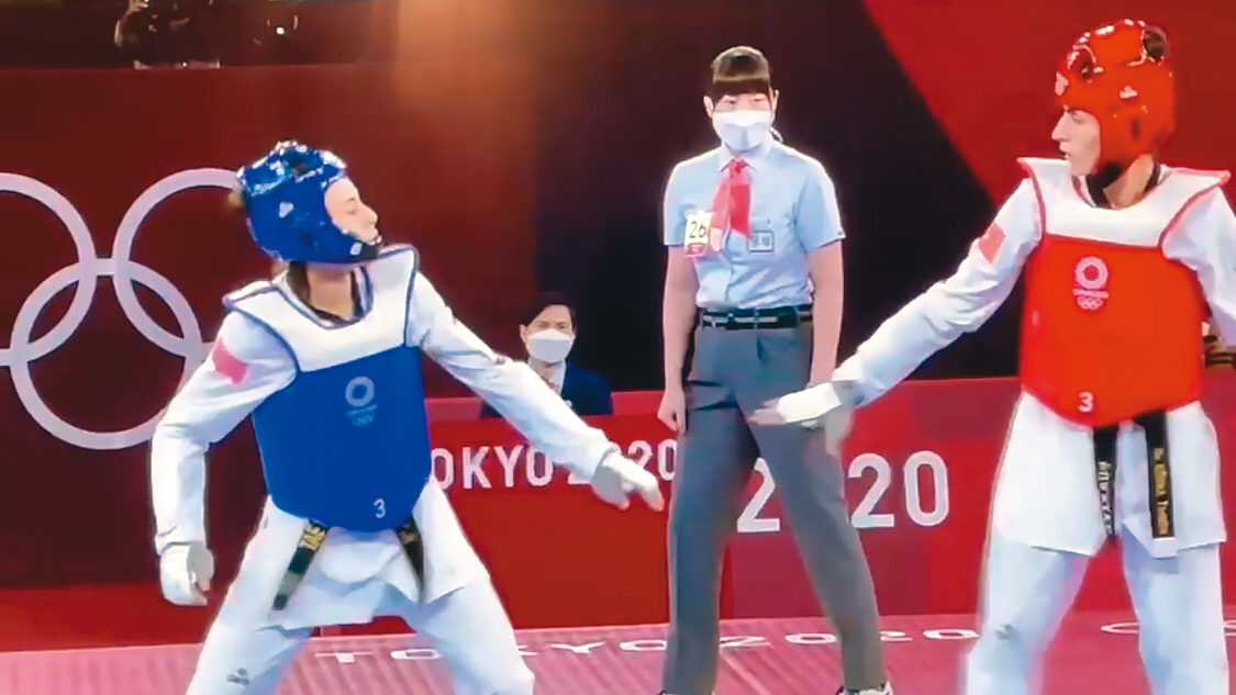 巫雨庭(中)在東奧跆拳道女子57公斤級金牌戰擔任主審,是另類台灣之光。(翻攝愛爾達電視台)