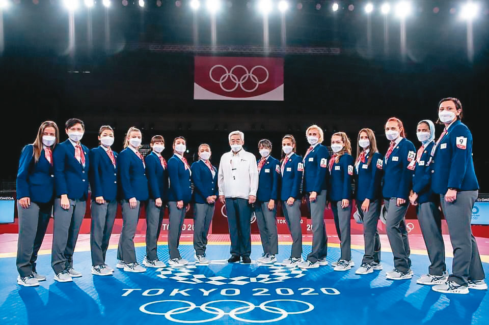 巫雨庭（左5）擔任東奧跆拳道主審，提升台灣在國際體壇的能見度。（讀者提供）