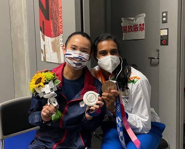 世界球后戴資穎透露金牌戰後，印度一姐辛度（右）過來擁抱支持她。（翻攝戴資穎臉書）