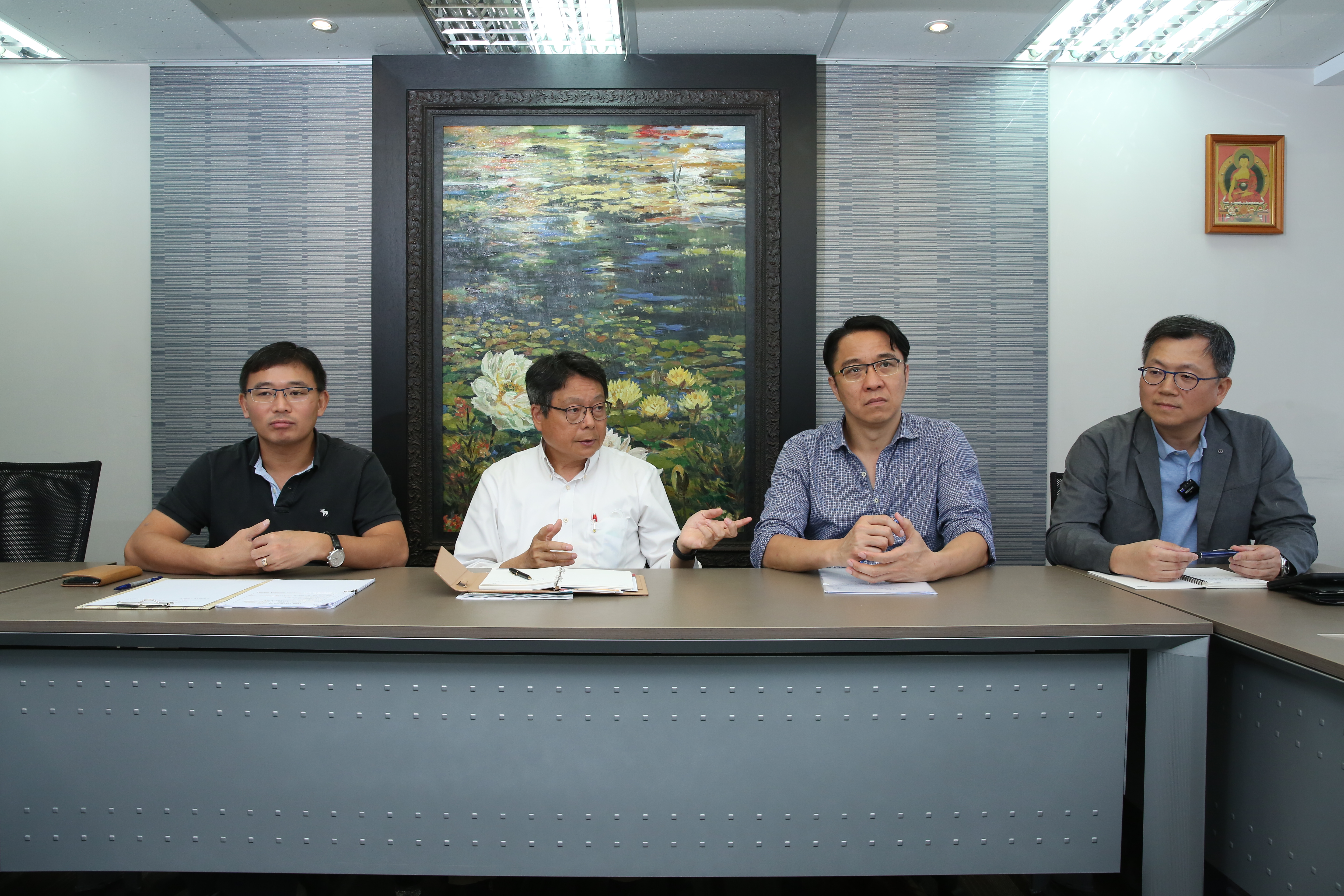 長期投資中福的大股東認為公司有治理缺失，因此決定集結參與董監改選；左起為律師林文鵬，中福大股東徐竚美，中福獨董被提名人高榮志，中福董事被提名人黃致鋐。（本刊資料照）