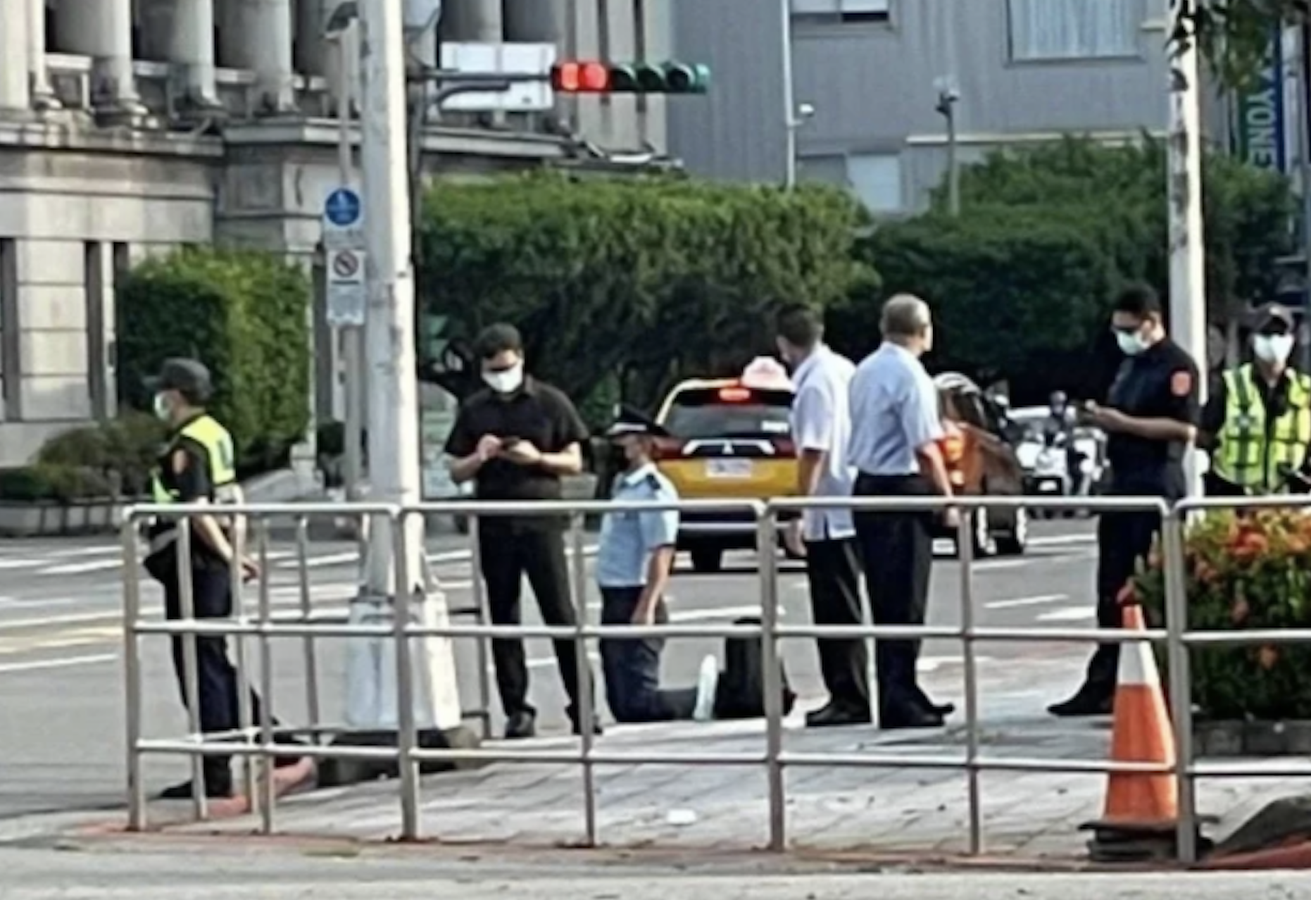 李姓少校在2日清晨前往總統府前下跪抗議。（翻攝臉書）