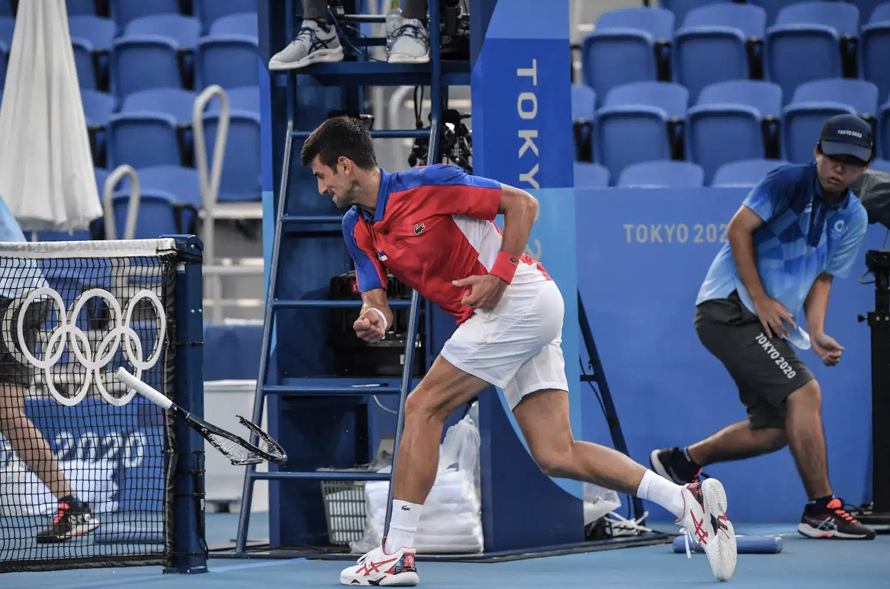 喬科維奇在銅牌戰中情緒失控，一氣之下把球拍砸爛，一旁球僮都看傻眼。（翻攝CA Suleiman臉書）