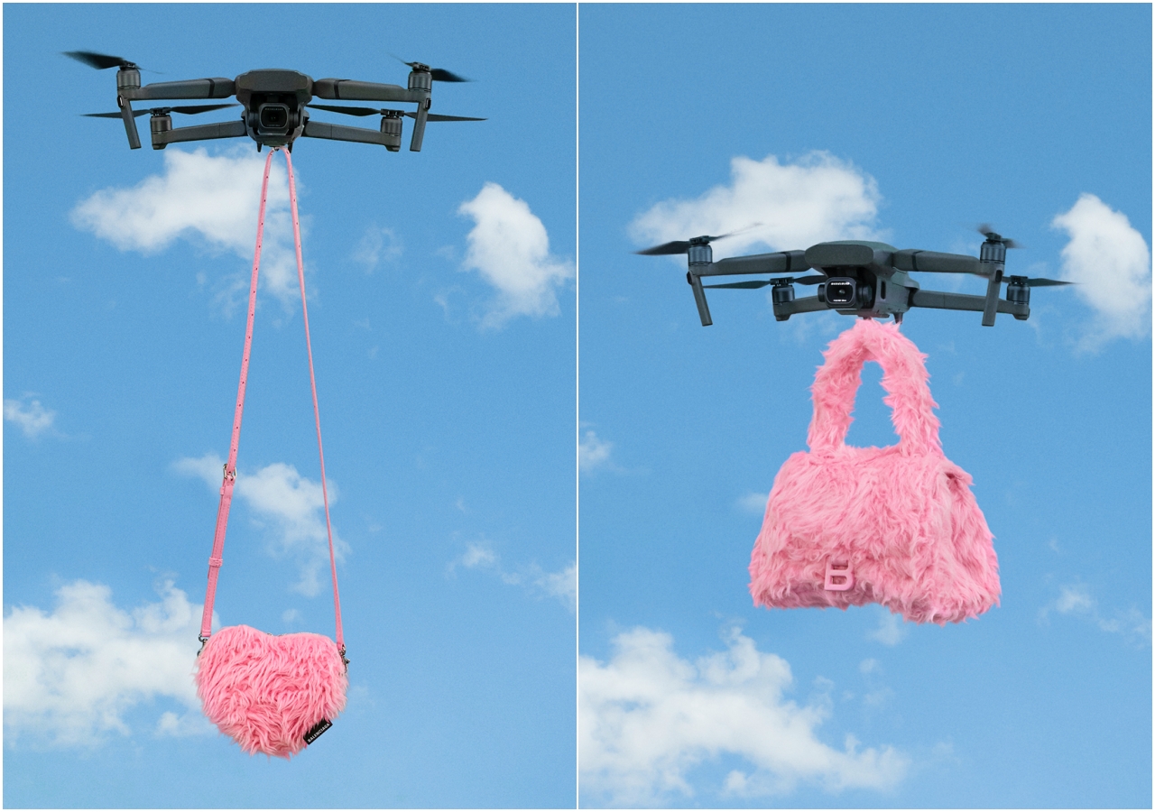BALENCIAGA 2021七夕系列大片中，以科技的無人機為愛人送上七夕禮物。（左起）心型仿毛手拿包NT$28,700、仿毛沙漏包NT$57,500。（BALENCIAGA提供）