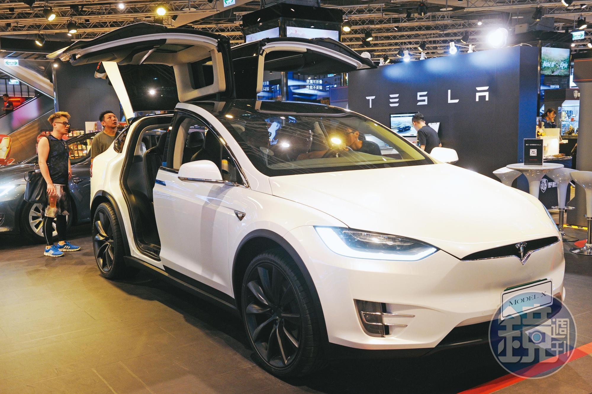 各國訂出燃油車大限,電動車霸主特斯拉銷量狂飆,上半年大賣38萬輛新車。
