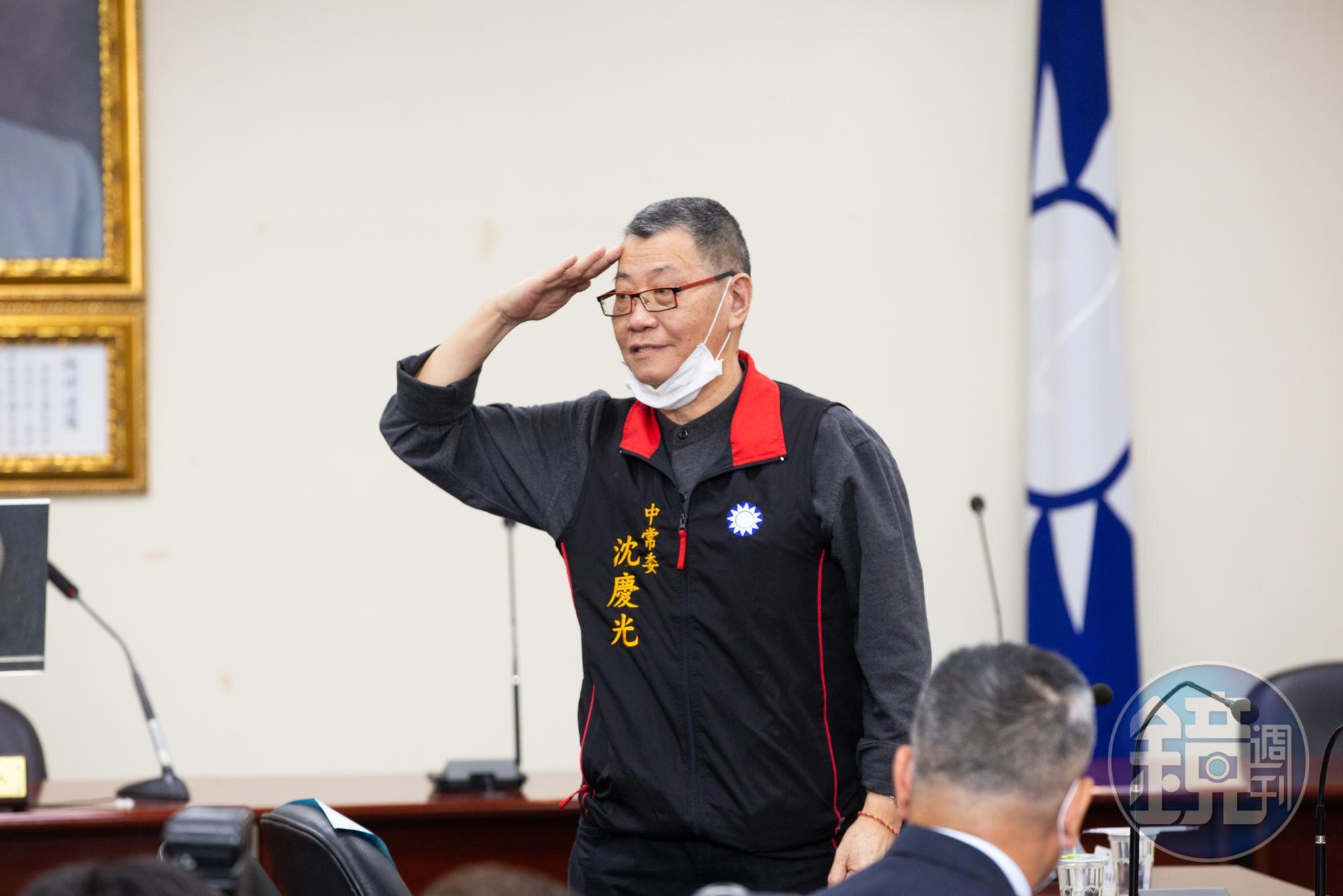 身兼國民黨中常委的中工董事長特助沈慶光,遭咬出轉交1,000萬元賄款給白手套,但他在偵訊時否認行賄軍方。