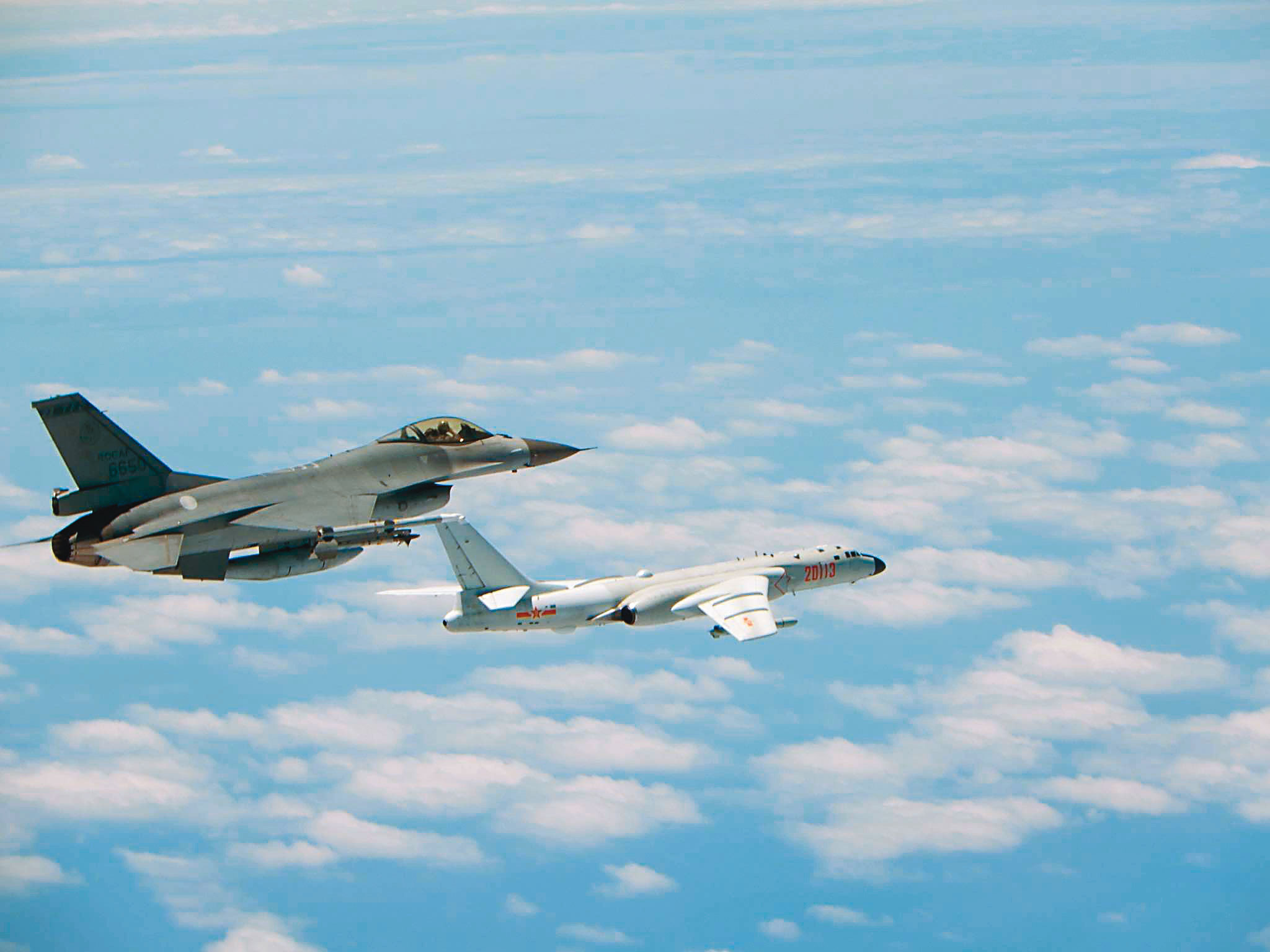 共機頻頻擾台,去年高達5,000架次越過台海中線,空軍第一時間升空攔截,國防部也編列大筆預算因應。(空軍司令部提供)