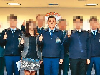 少將張大偉感情生活豐富,他在軍中的女下屬(左2)也遭檢調追查是否協助暗藏贓款。(軍聞社)