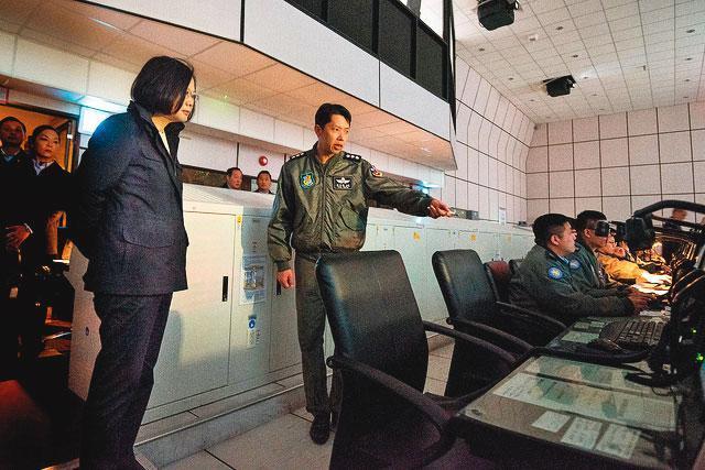 總統蔡英文(左)2017年底視導空軍作戰指揮部,瞭解我國對於共機頻頻擾台的戰備處置措施,顯見空作部地位格外重要。(總統府提供)