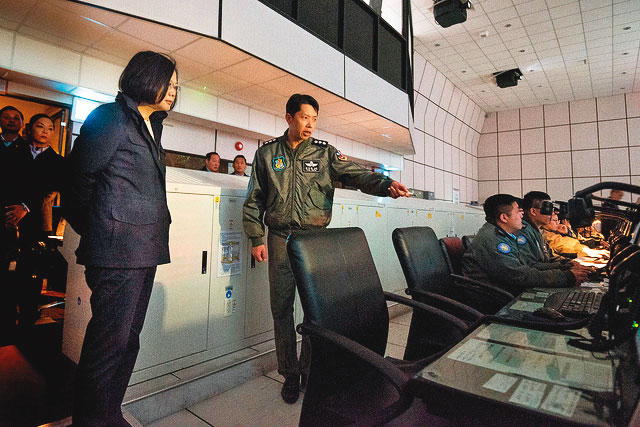 總統蔡英文(左)2017年底視導空軍作戰指揮部,瞭解我國對於共機頻頻擾台的戰備處置措施,顯見空作部地位格外重要。(總統府提供)