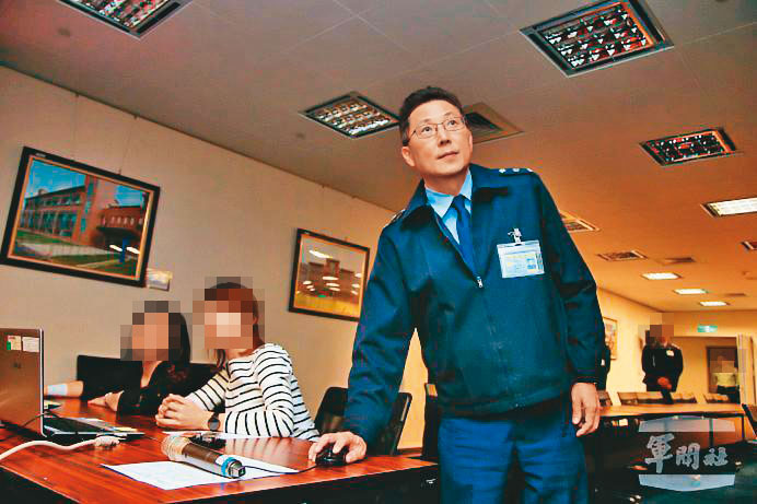 軍備局少將處長張大偉（右）原本仕途看好，因索賄弊案被收押，近期將遭起訴。（軍聞社）