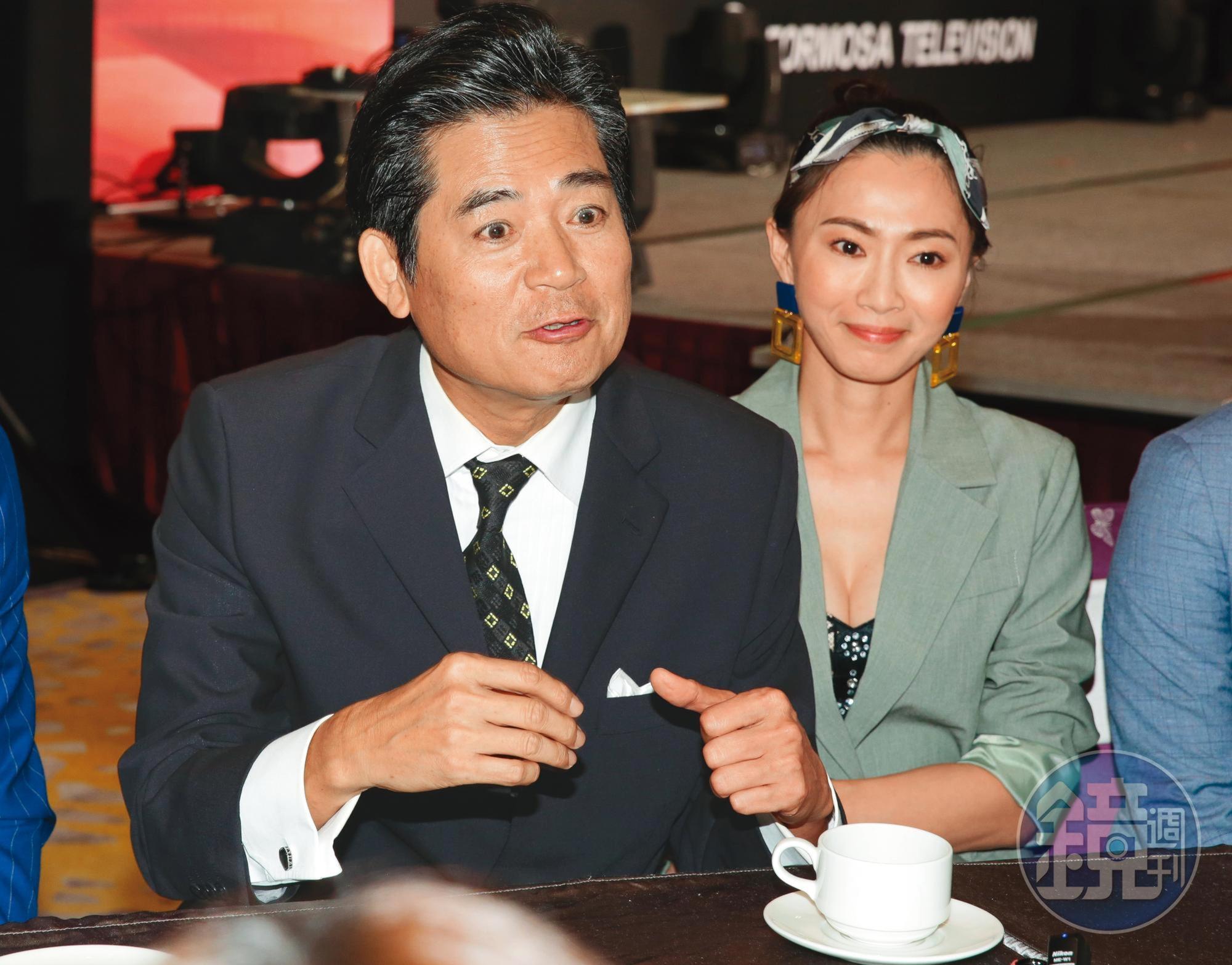 逼退「小三」之後,侯怡君(右)、蕭大陸(左)再度面對他20年前的舊愛張金鳳,同時透過螢光幕、媒體以及私下電話過招。