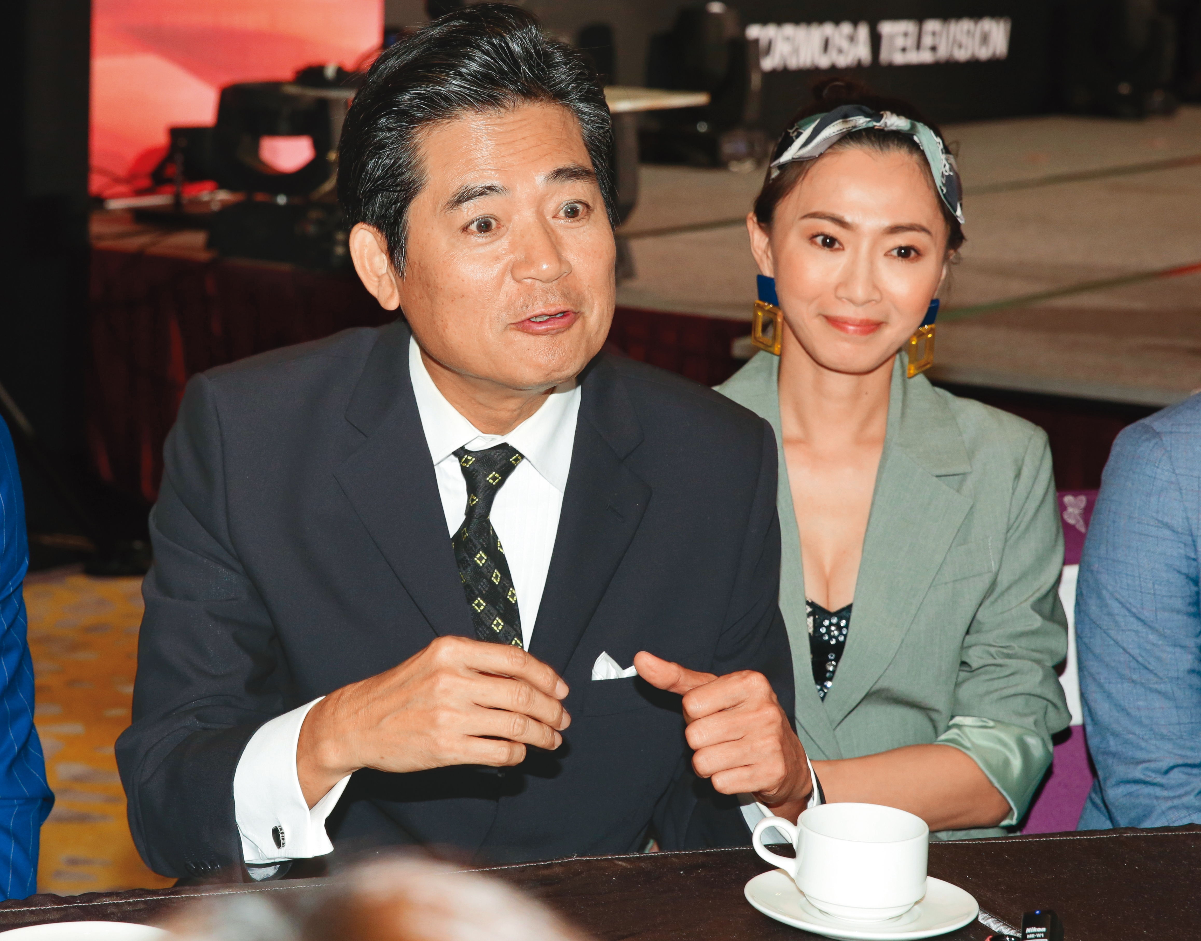 逼退「小三」之後，侯怡君（右）、蕭大陸（左）再度面對他20年前的舊愛張金鳳，同時透過螢光幕、媒體以及私下電話過招。