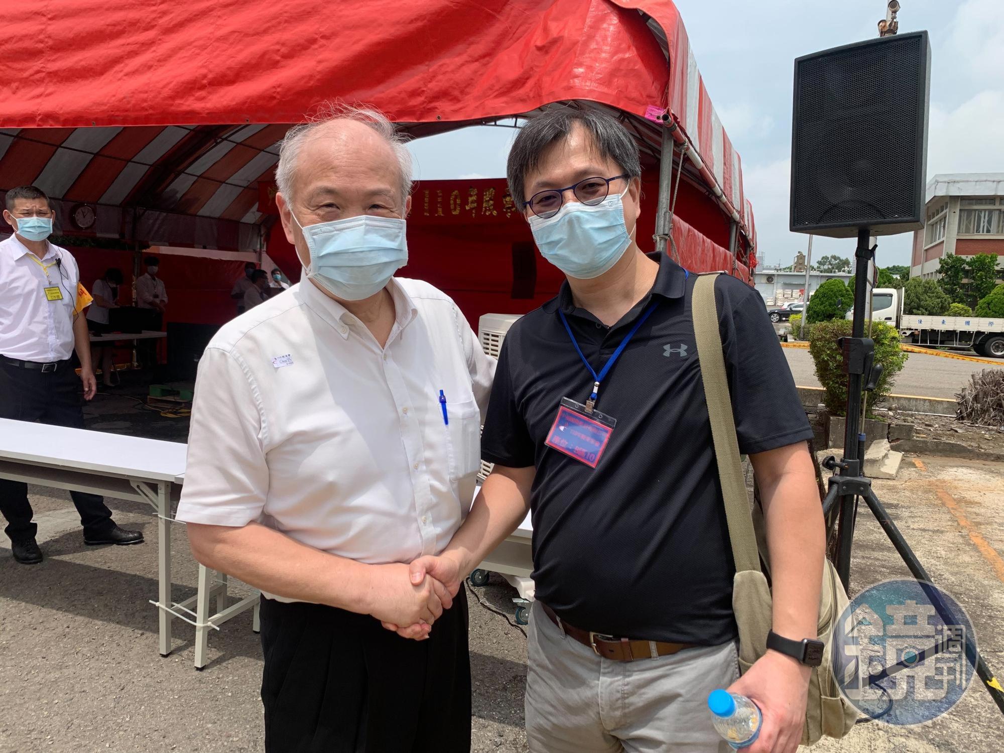 老字號紡織廠中福今日召開股東會,會後董事長黃立中也和市場派代表黃致鋐握手致意。