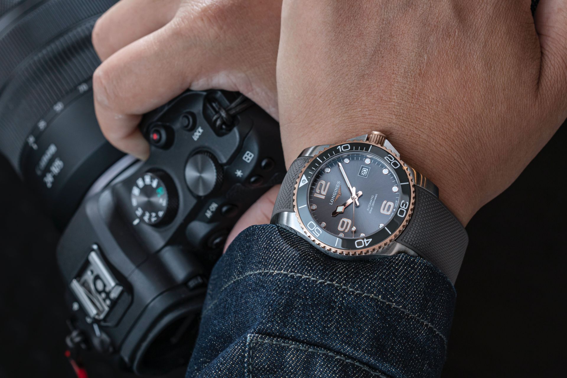 LONGINES Hydroconquest  被錶迷暱稱為「浪鬼」的浪琴「深海征服者」潛水錶，今年推出PVD半金錶款，為運動款添加奢華氣質，更適合日常穿搭，錶圈、錶冠鍍上的金質色澤，用於攝影也顯現更多層次。 功能：時、分、秒指示；日期顯示 機芯：自動上鏈機芯 定價：約NT$58,800