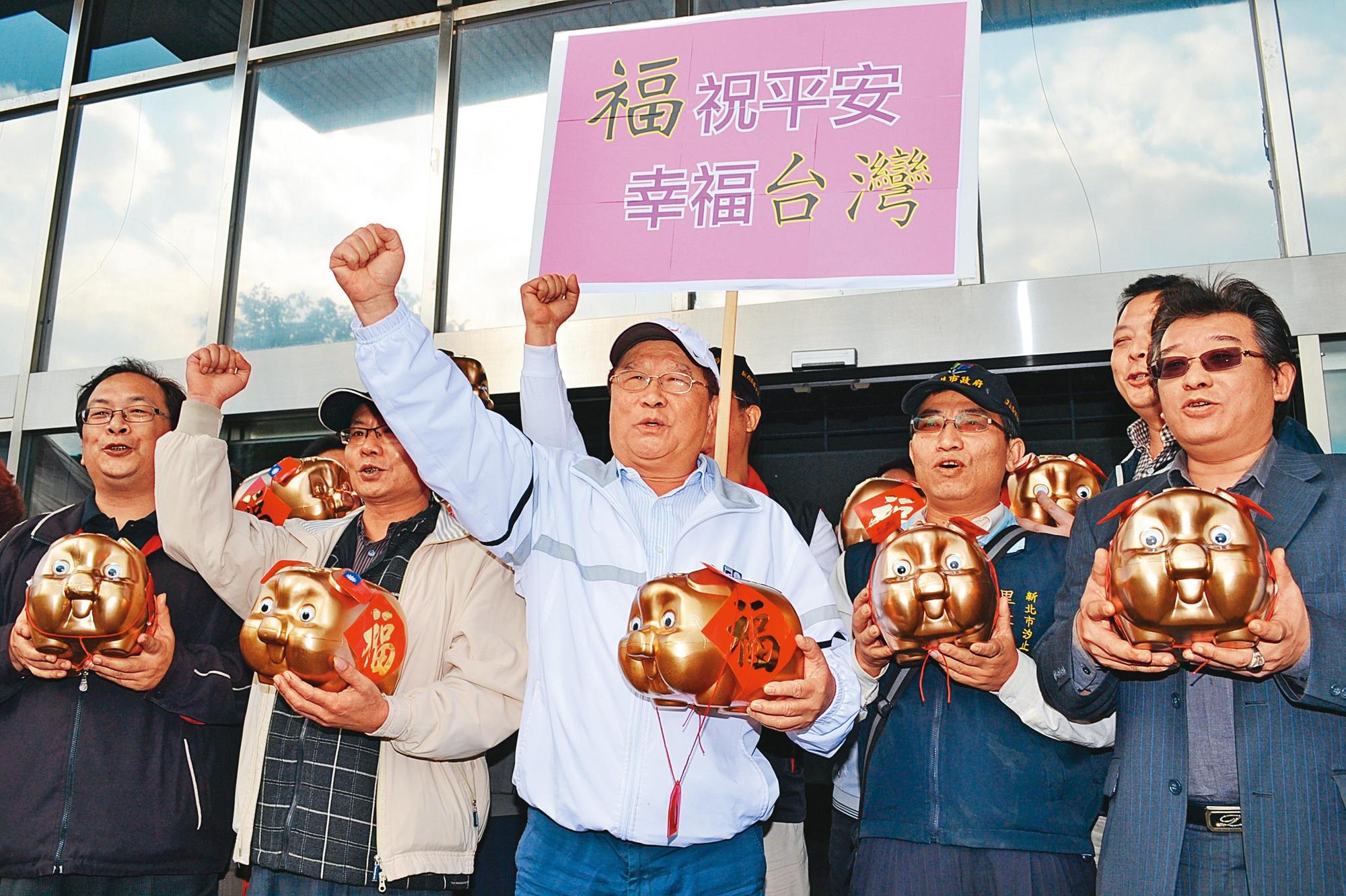 王鑫對天道盟精神領袖羅福助（中）頗有怨言，外傳他曾當眾對羅嗆聲。（中央社）