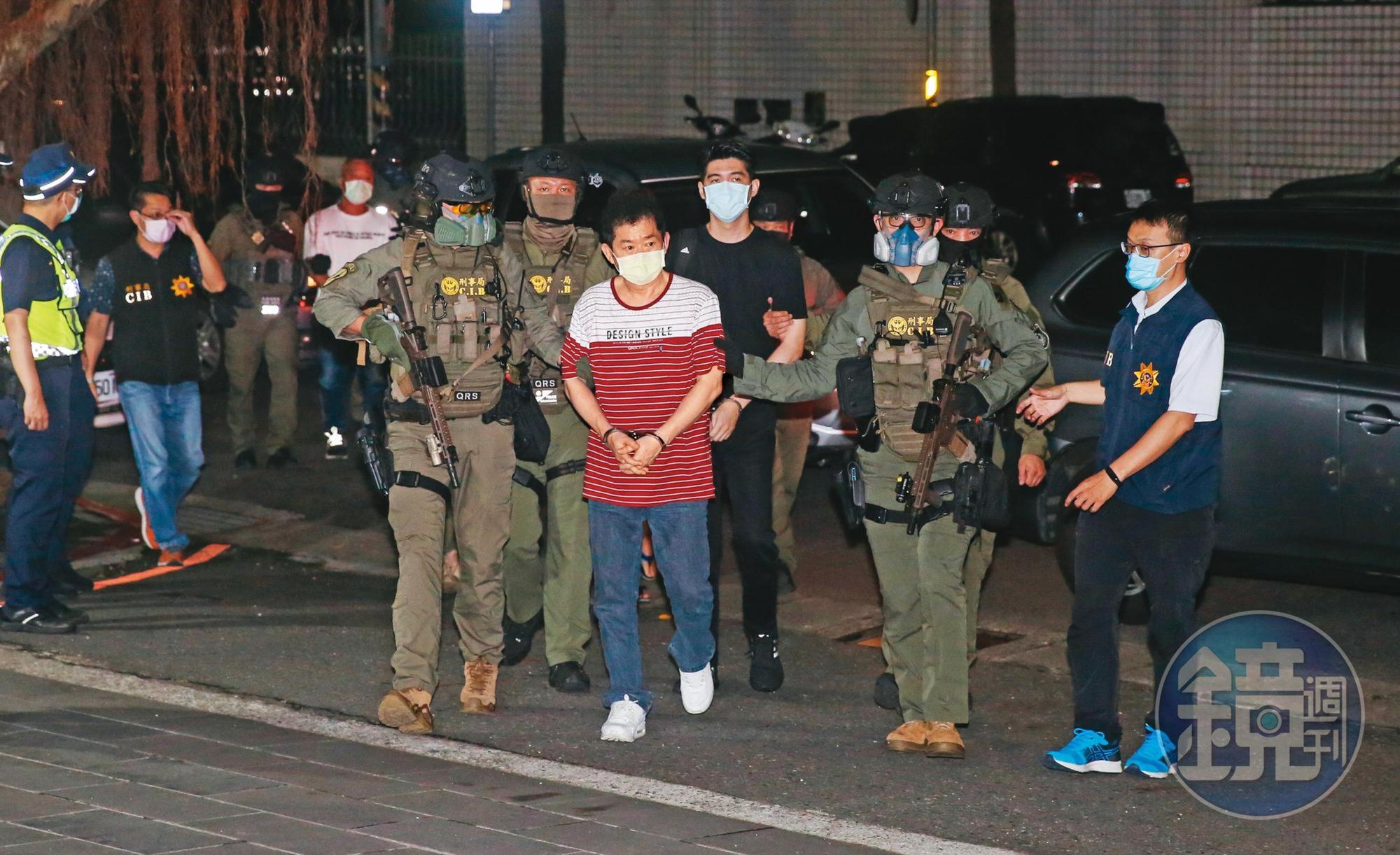 刑事局押解王鑫到台北地檢署複訊,轄區警方也出動大批警力封街、防劫囚。