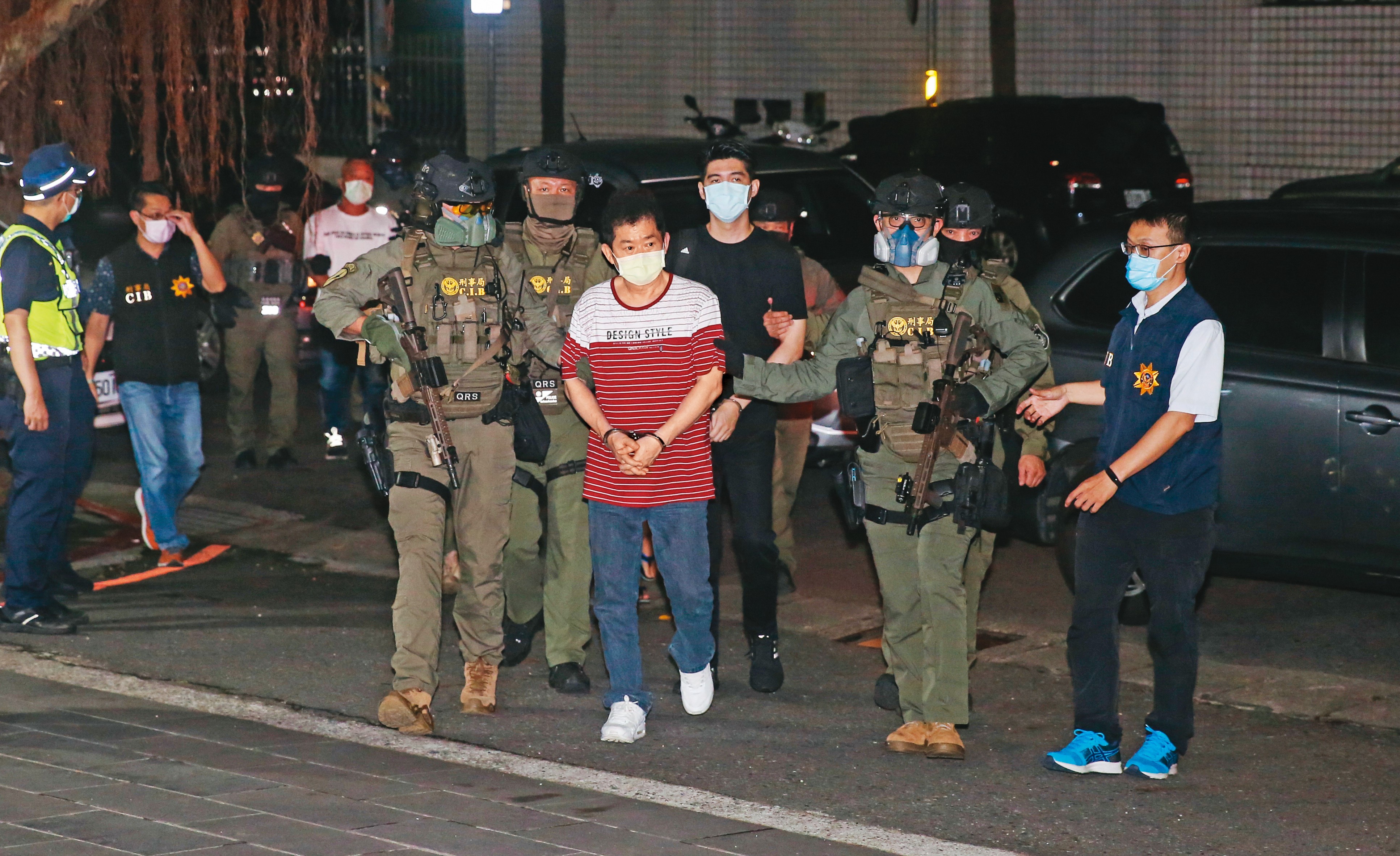 刑事局押解王鑫到台北地檢署複訊，轄區警方也出動大批警力封街、防劫囚。