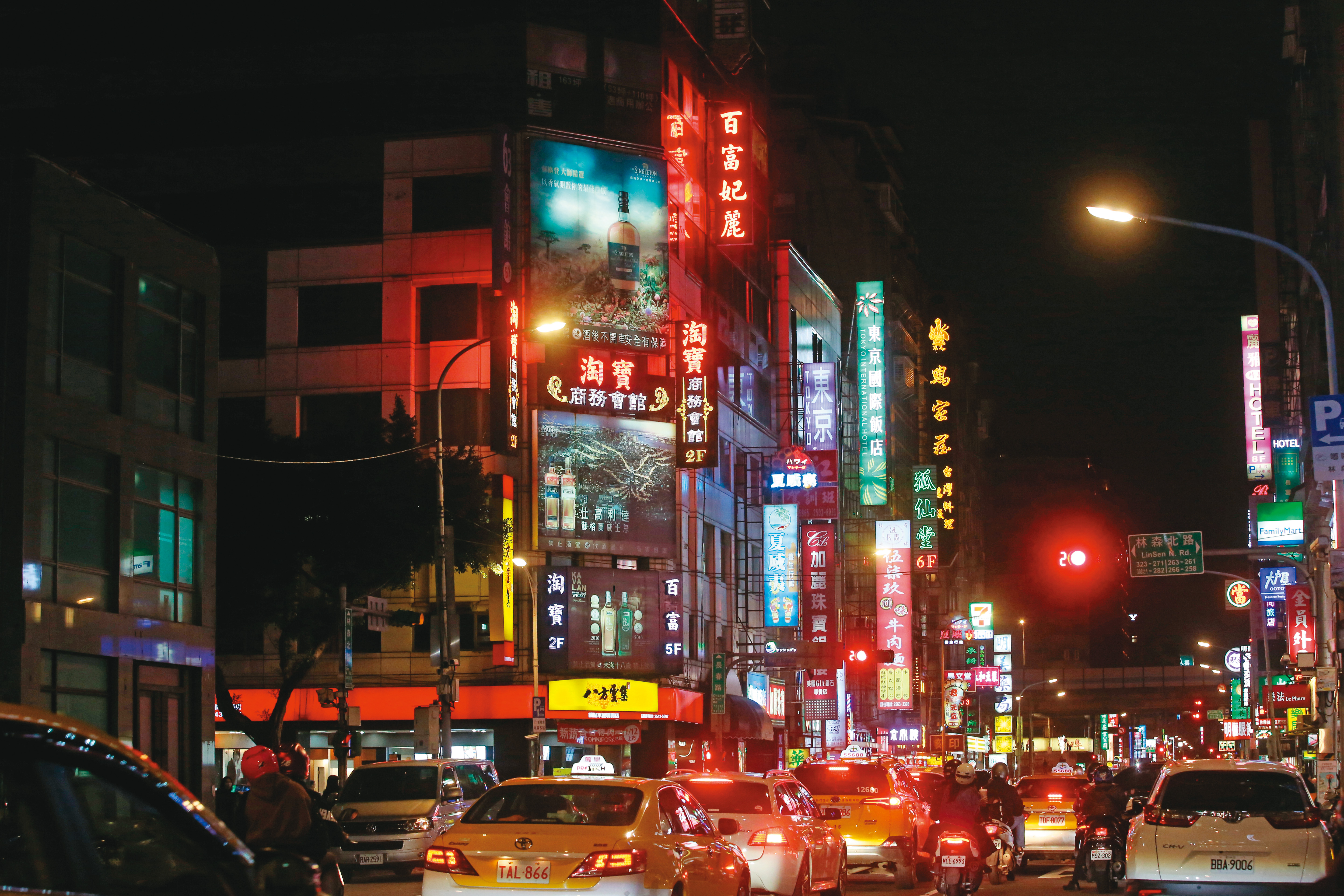 王建翔早年從酒店經紀發跡，目前酒店生意已另交他人經營。