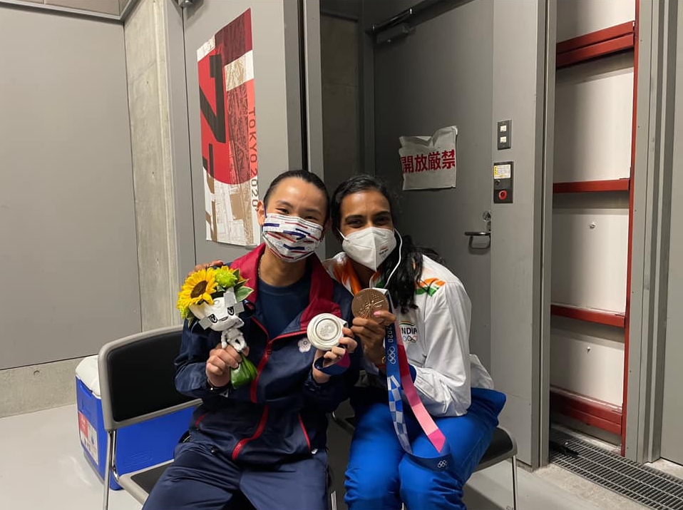 印度球后辛度（右）在賽後給戴資穎（左）大大的擁抱，讓小戴忍不住淚崩。（翻攝自戴資穎臉書）