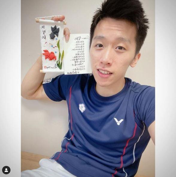 李智凱貼出和禮物的合影,感謝讓他賽前能量大增。(翻攝自李智凱臉書)