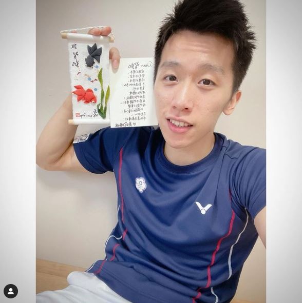 李智凱貼出和禮物的合影,感謝讓他賽前能量大增。(翻攝自李智凱臉書)