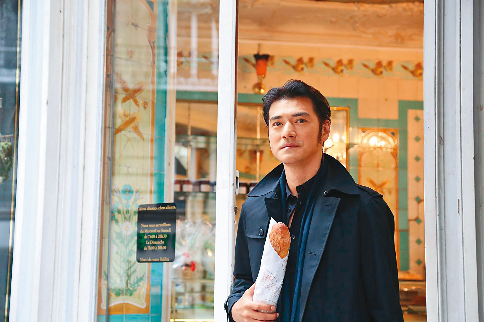 金城武為日、台混血兒，從1991年一出道，便帥到天荒地老。（羞倒胸膛）（翻攝自長榮航空官網）