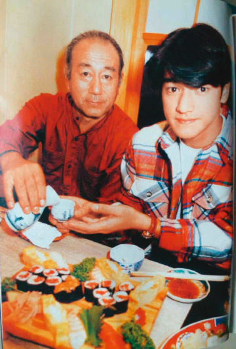 金城武與志村健的合照…啊不是，是跟爸爸的合照。（翻攝自時光網）