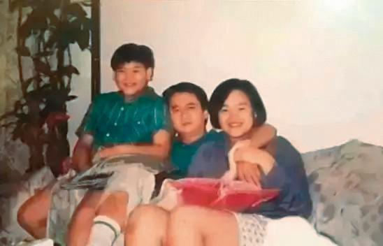 彭于晏說自己長得跟爸爸一樣,網傳他還是小胖弟時,曾與姐姐、爸爸合照。(翻攝自新浪網)