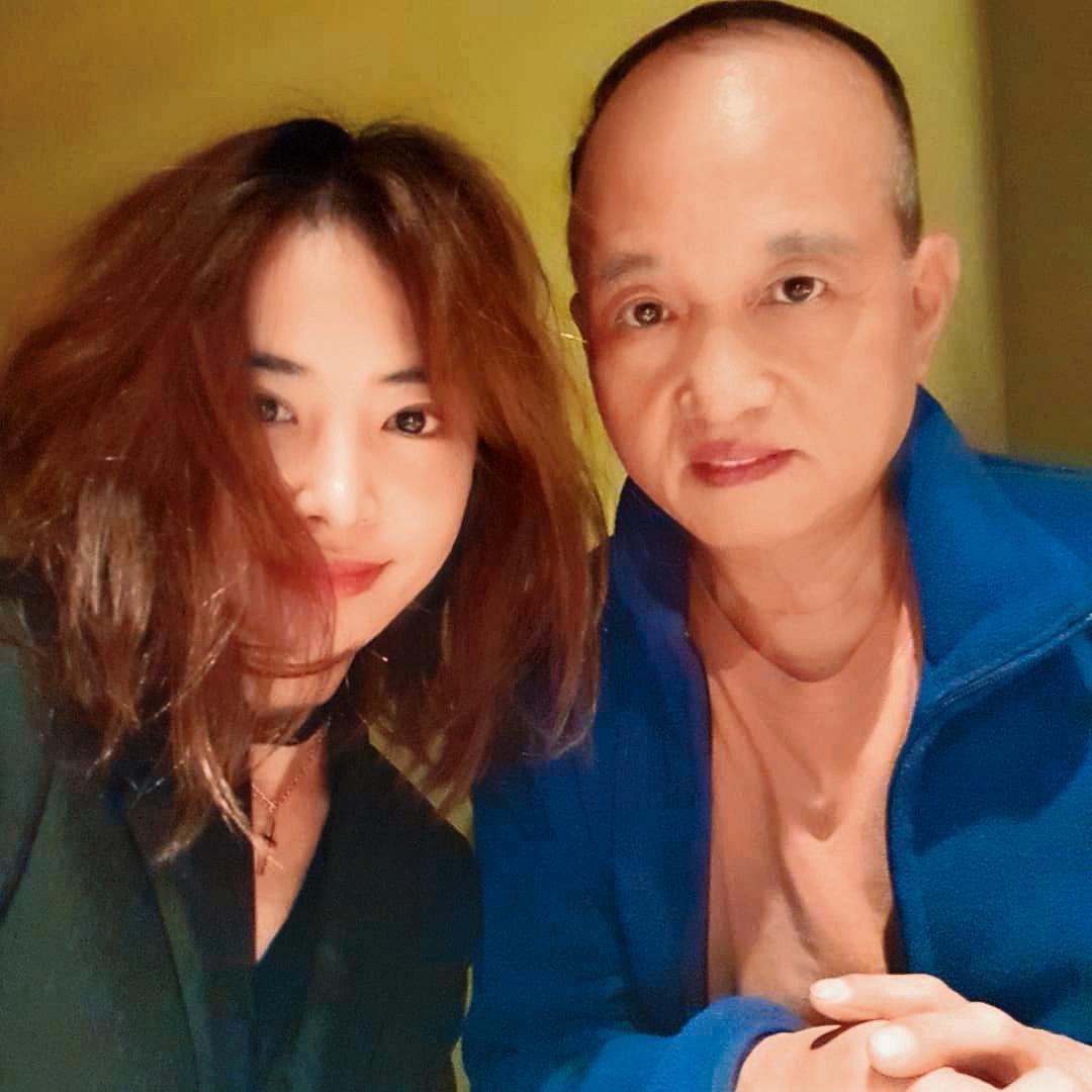 蔡依林與蔡柱陳父女同框,蔡爸的基因很強大,咕溜大眼與高挺鼻梁一個樣。(蓋章確認)(翻攝自蔡依林IG)