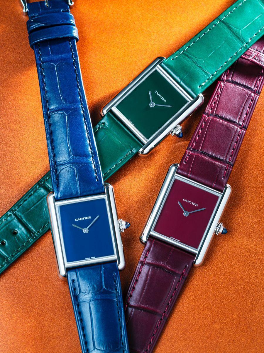 CARTIER 卡地亞的Tank坦克腕錶，發表於1917年，是鐘錶歷史上最經典的系列之一。今年，卡地亞推出Tank Must坦克石英腕錶，以彩色外觀在經典與前衛之間取得微妙的平衡。定價約NT$80,500。