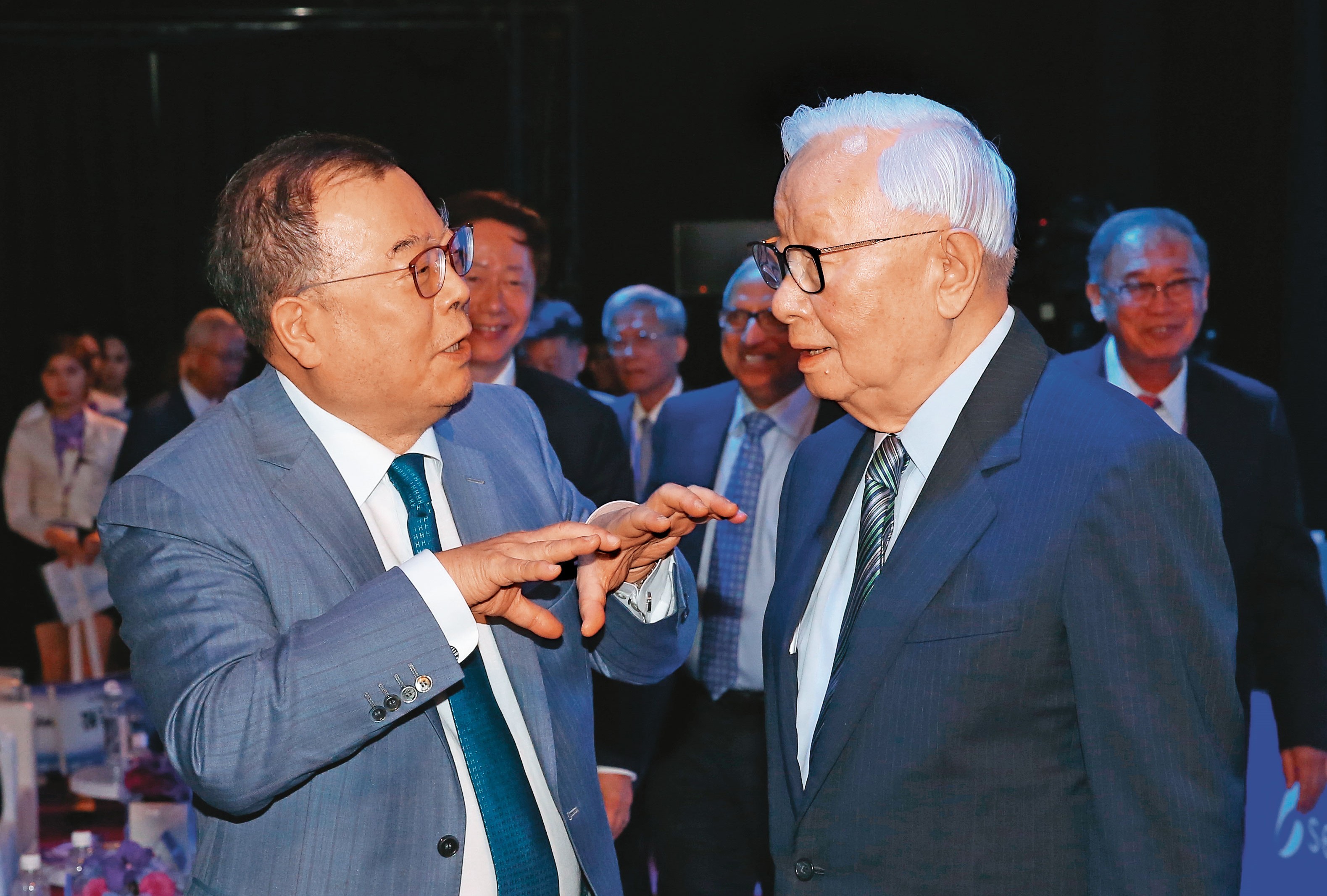 黃崇仁（左）掌力積電穩吃成熟製程訂單，與台積電創辦人張忠謀（右）交情匪淺。